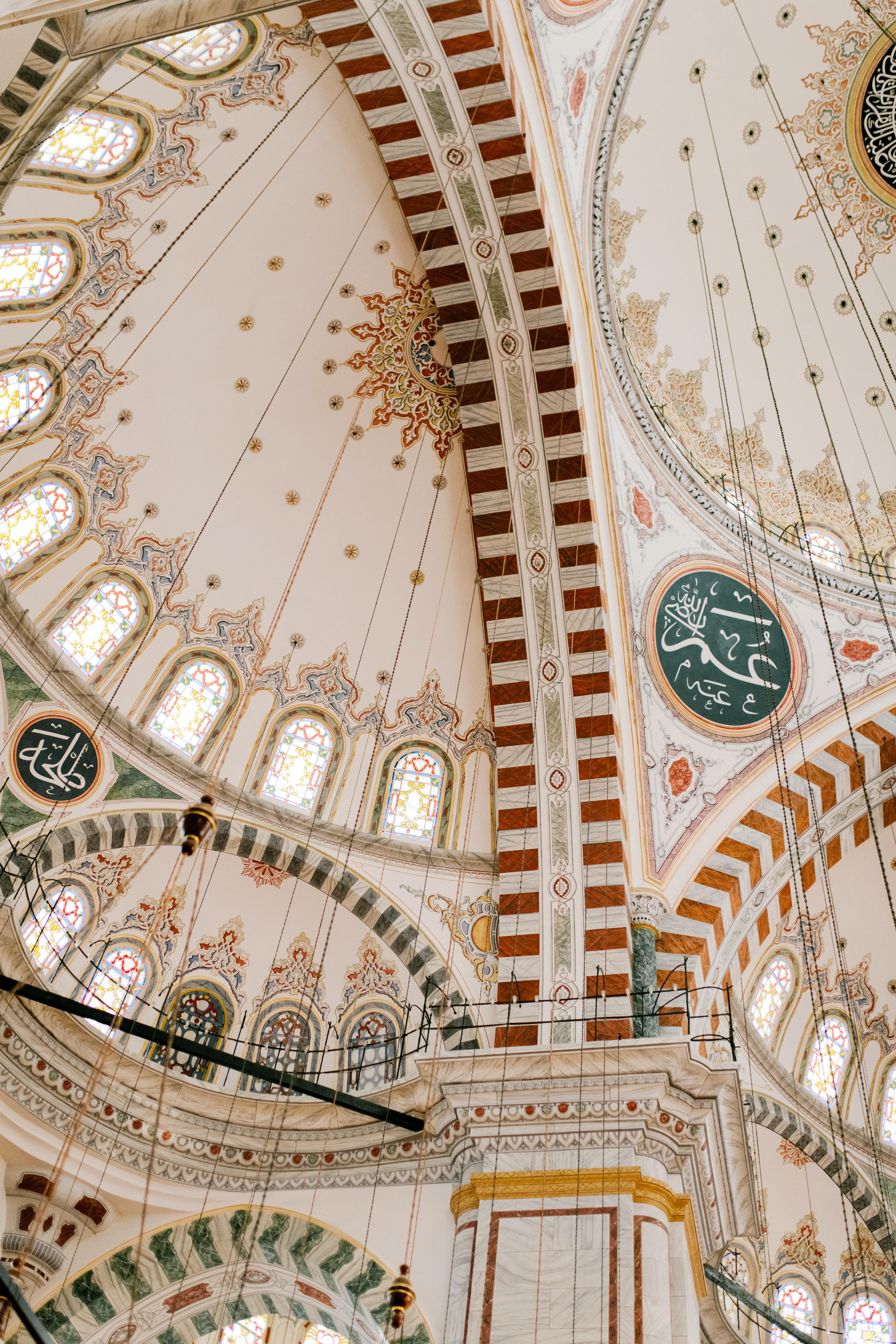 5089x7633 Ornamental ceiling of Islam medieval mosque with arched windows · Free