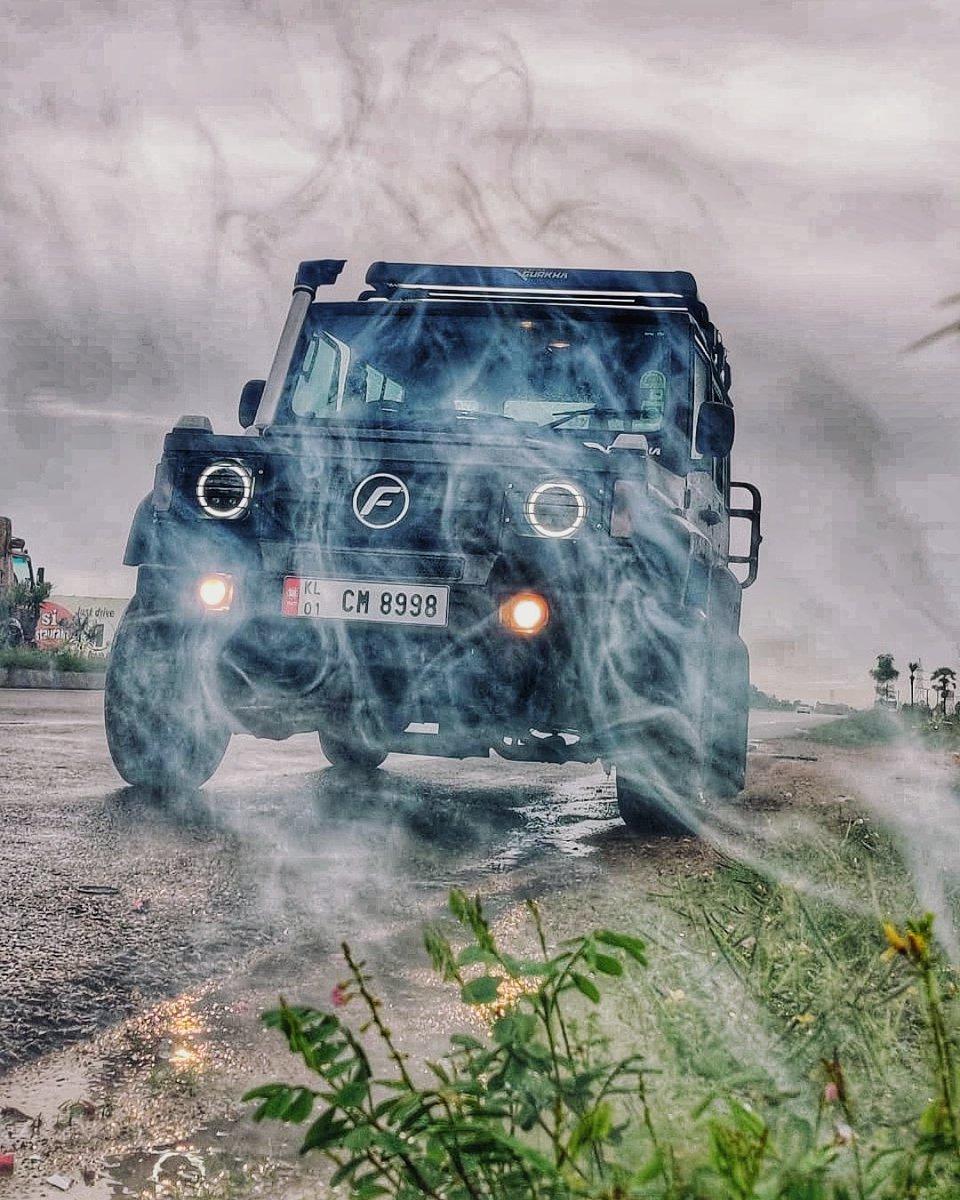 960x1200 Lurking in the murk