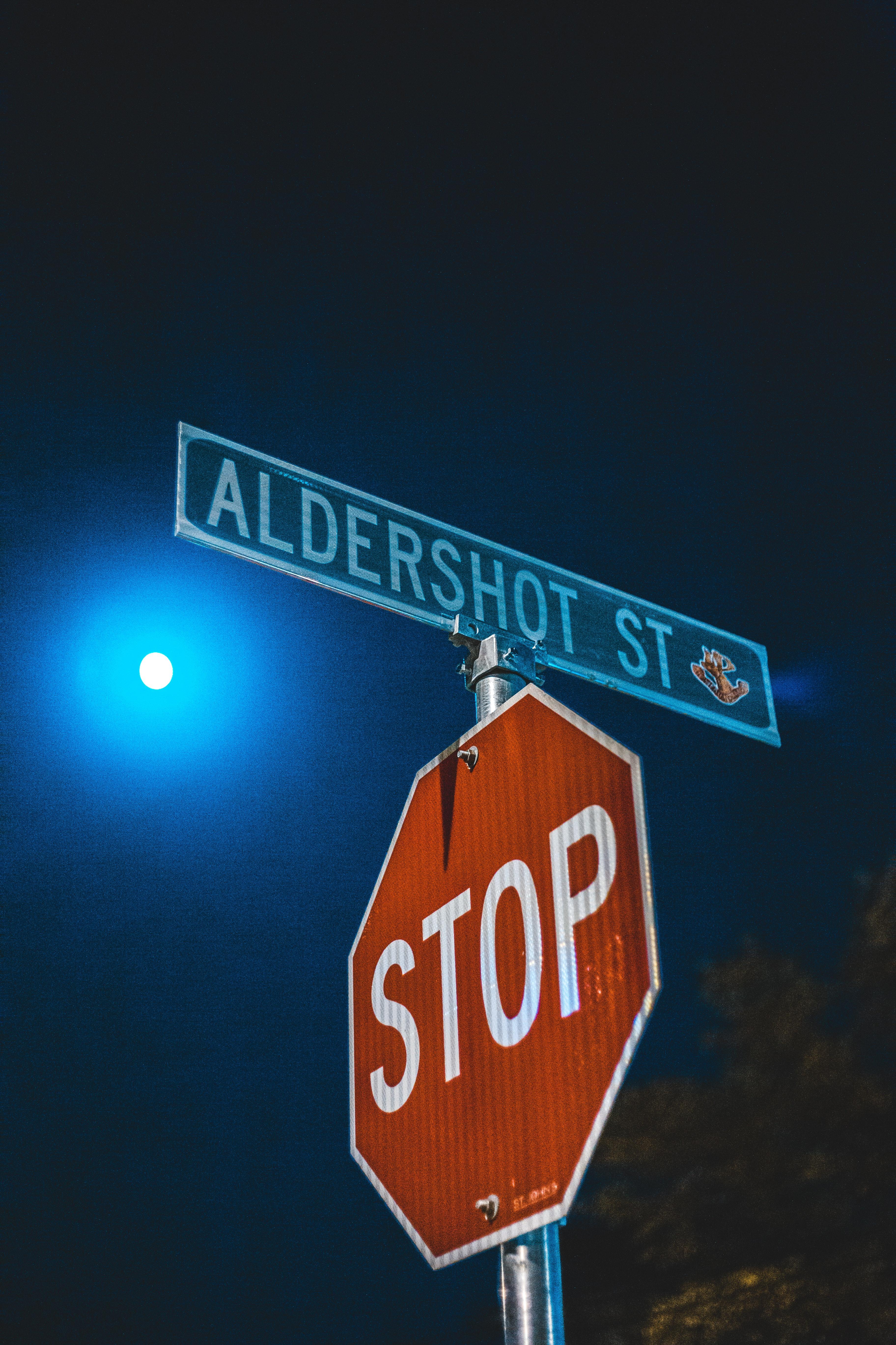 3648x5472 Road sign placed on street in evening · Free