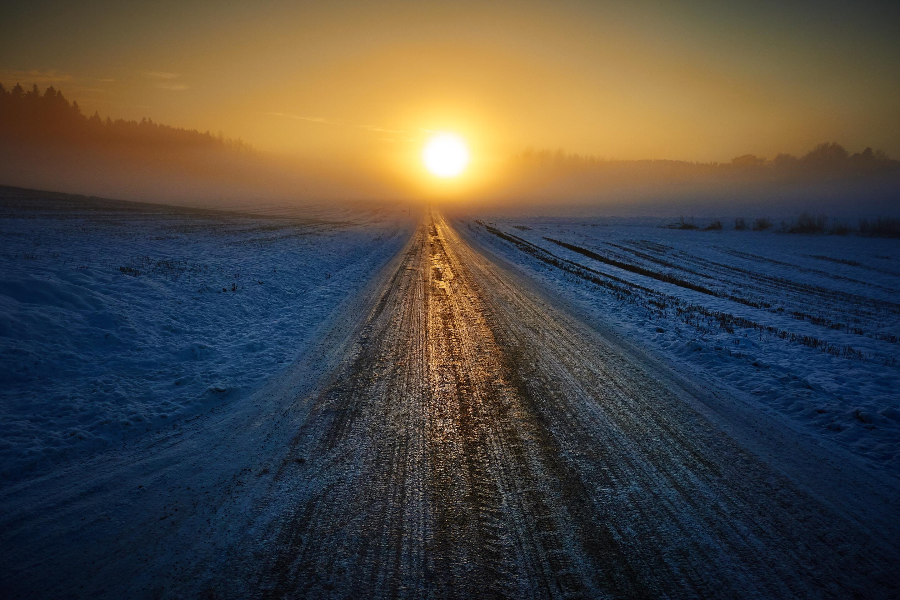 2880x1920 Download wallpaper 2880x1920 road, winter, snow, sunset, horizon HD background