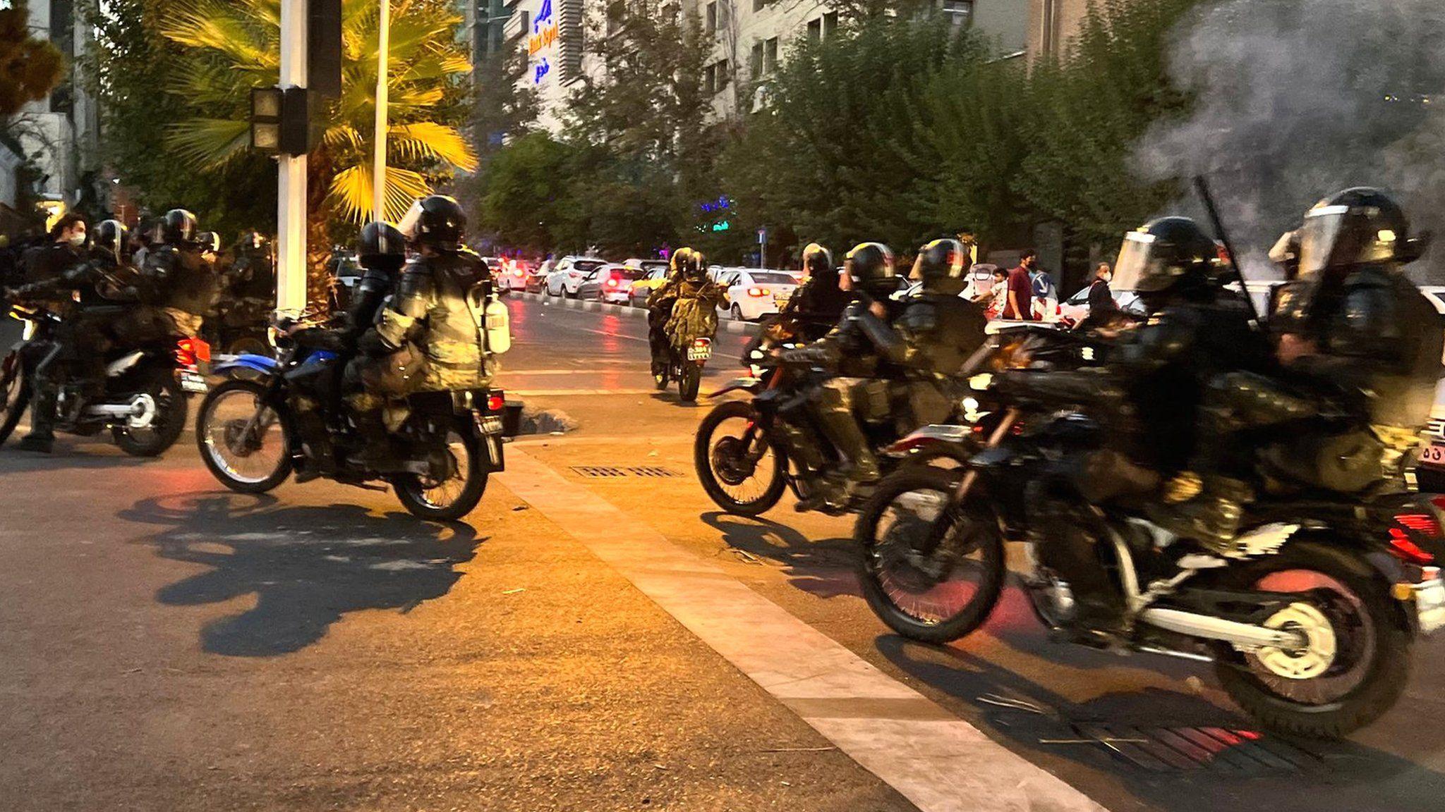 2048x1152 Iran protests: Security forces crack down on Tehran university students