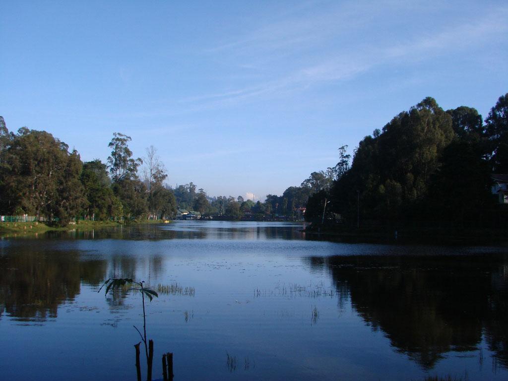 1024x768 Beautiful, Foggy Kodaikanal Lake