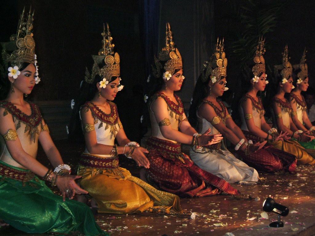 1024x768 Apsara dance. Exotic costumes at the Apsara dance in the An