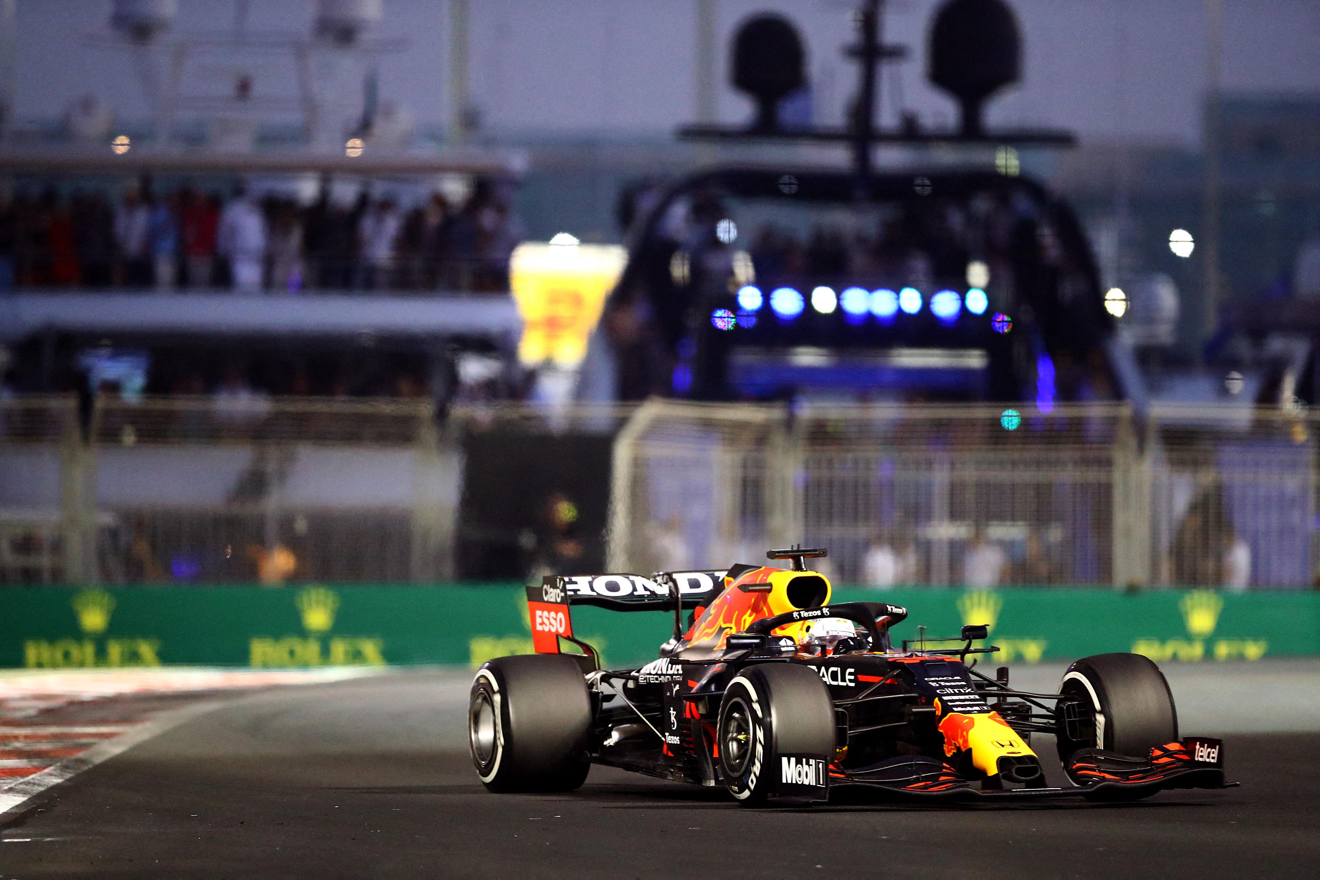 4368x2912 Verstappen wins first F1 title in last lap drama