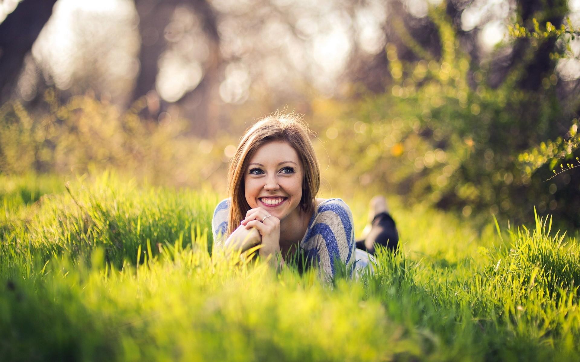 1920x1200 Beautiful Blonde Smiling desktop PC and Mac wallpaper