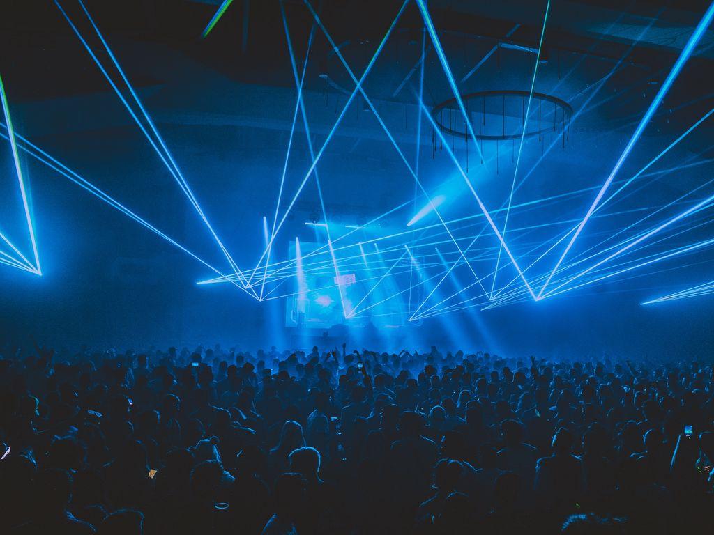 1024x768 Download wallpaper 1024x768 concert, crowd, people, light, laser, party standard 4:3 HD background