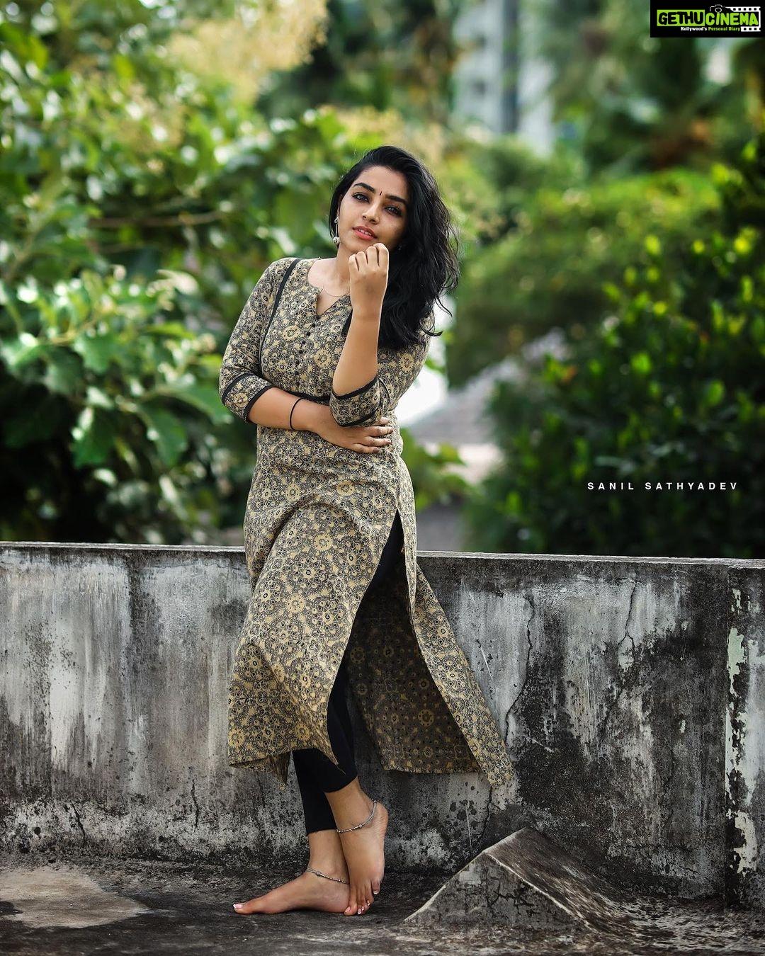 1080x1350 Actress Rajisha Vijayan HD Photo and Wallpaper May 2020