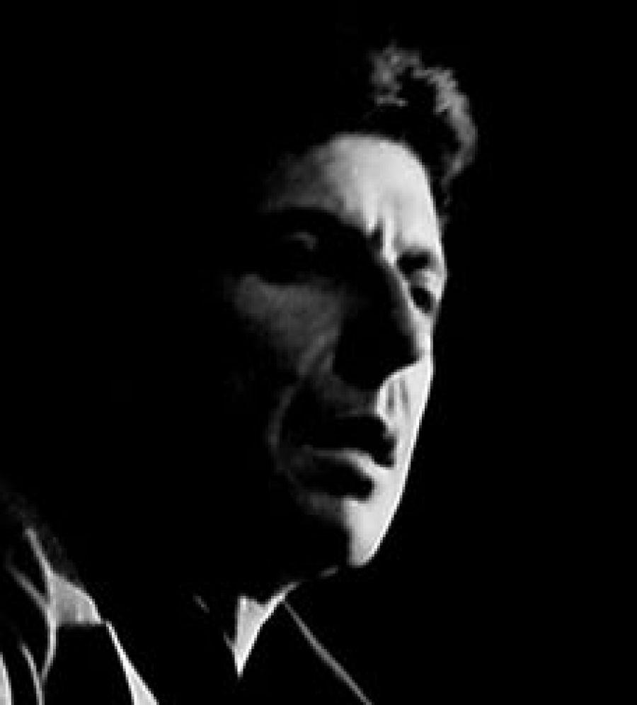 900x995 Striking Photo: Leonard Cohen