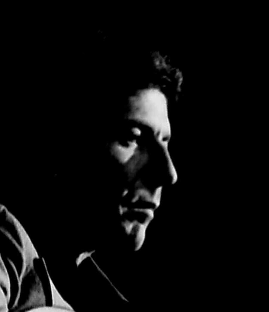 900x1044 Striking Photo: Leonard Cohen