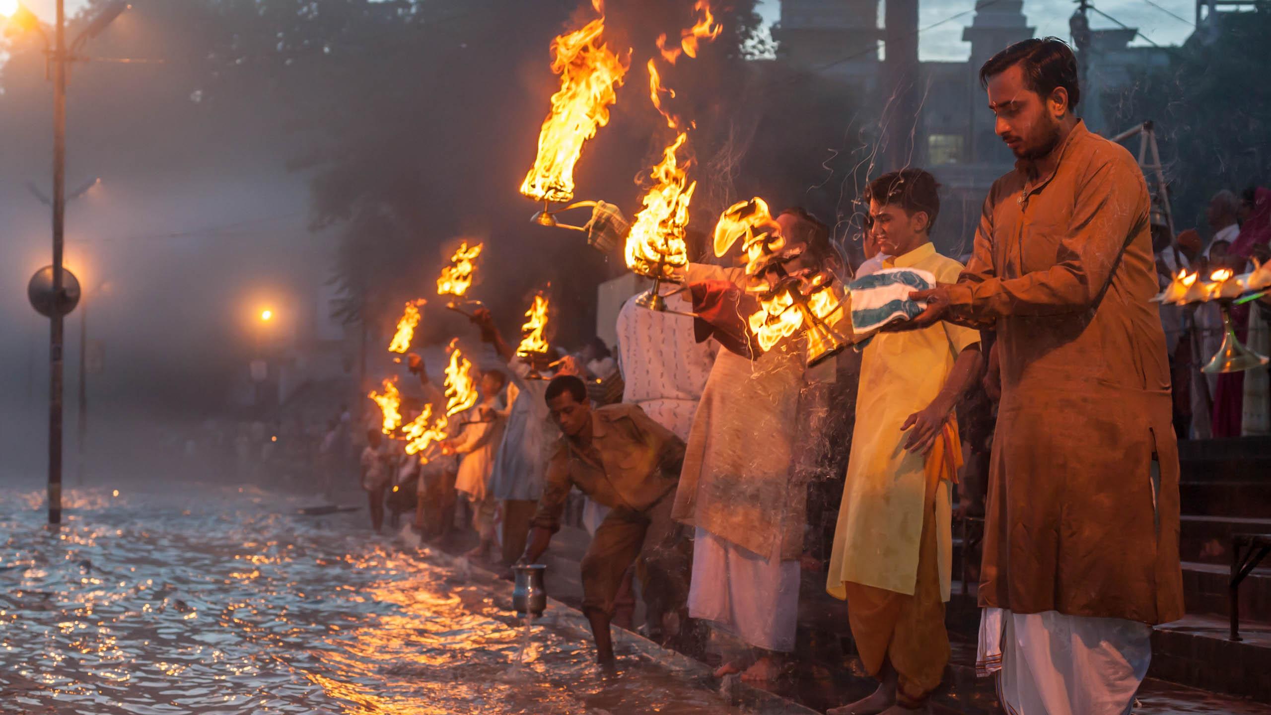 2560x1440 Witness the Ganga Aarti ceremony. Abercrombie & Kent