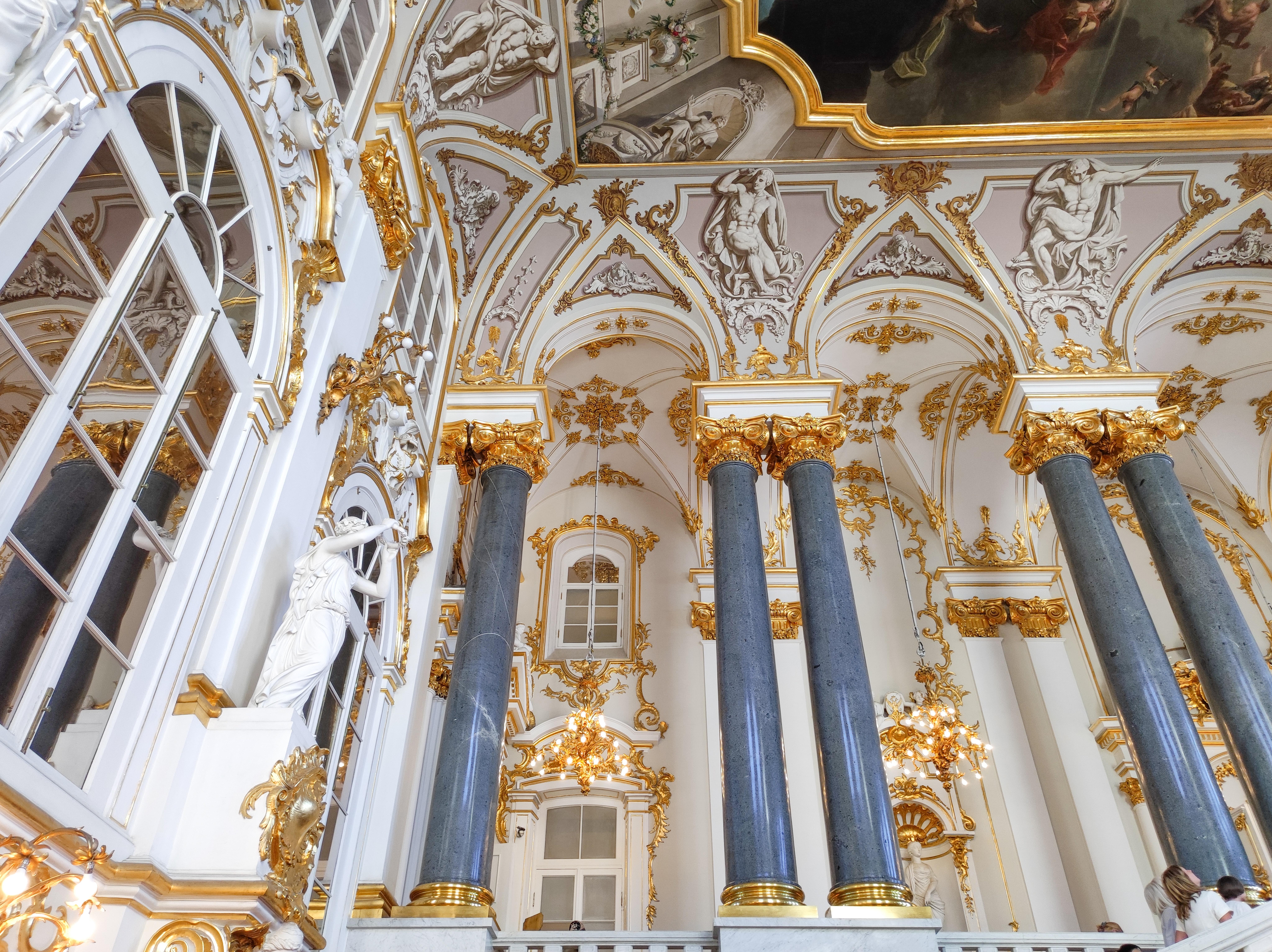 8192x6130 Low Angle Shot of Ceiling of Winter Palace · Free