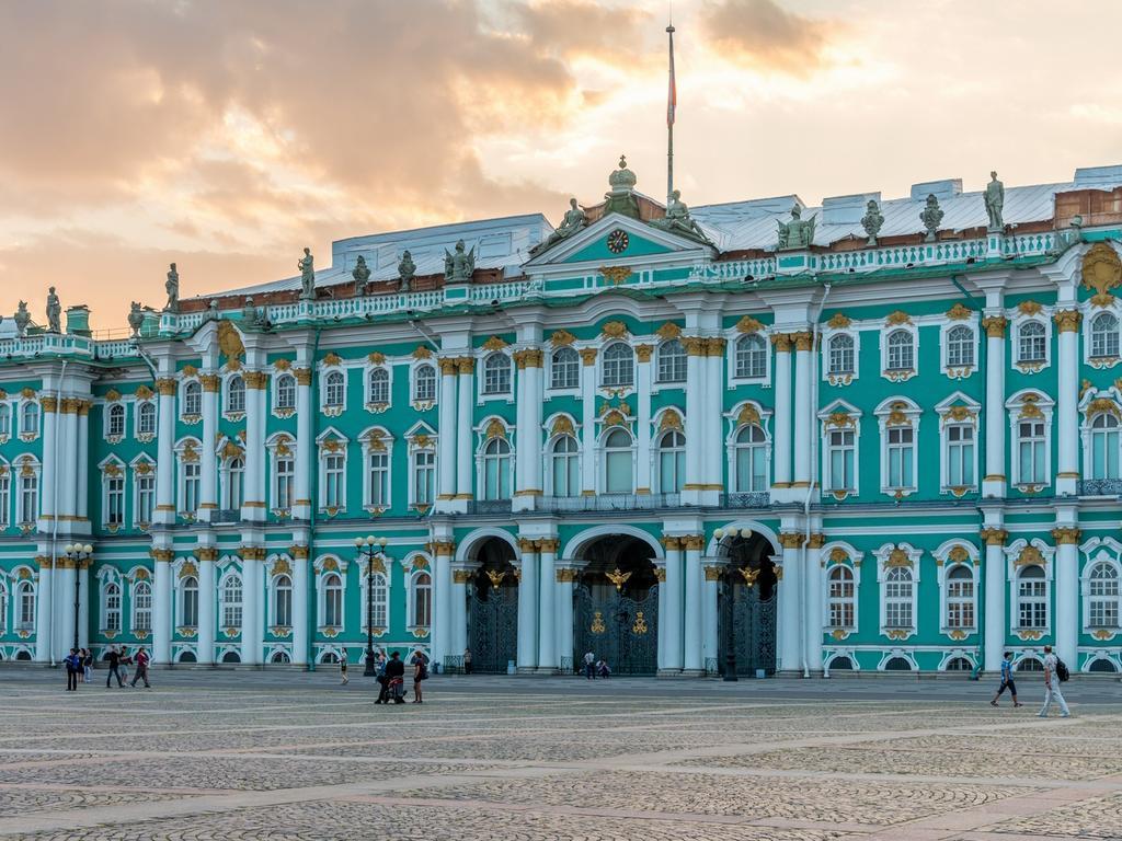 1024x768 St Petersburg, Russia. Winter Palace and Peterhof Palace. escape.com.au
