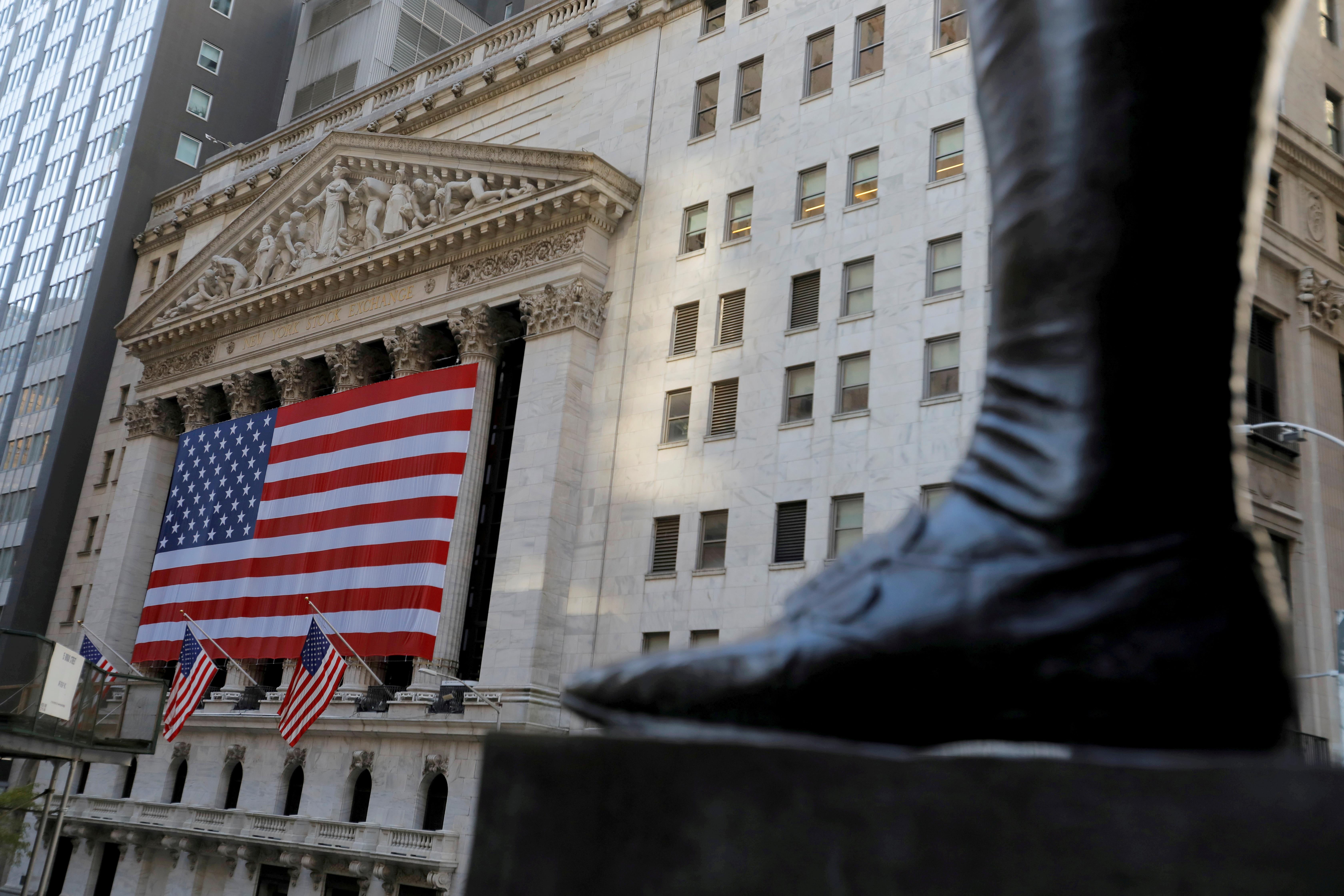 6720x4480 US STOCKS Wall St opens flat, but set for strong yearly gains