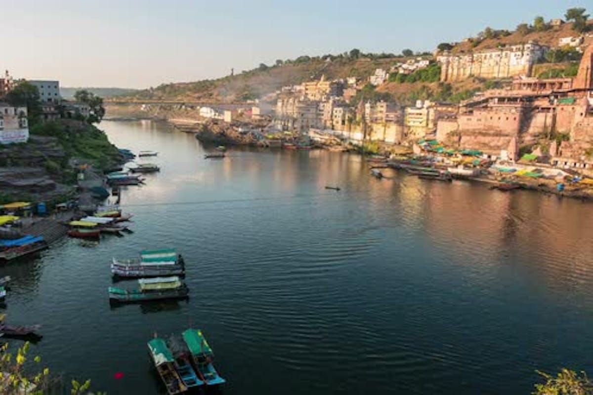 1200x800 Time lapse: Omkareshwar cityscape, India, sacred hindu temple. Holy Narmada River, boats floating, Stock Video