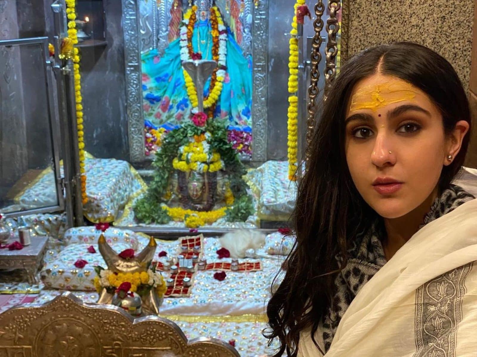1600x1200 Sara Ali Khan Shares Pic From Omkareshwar Temple To Wish Fans On Mahashivratri: 'Jai Bholenath'