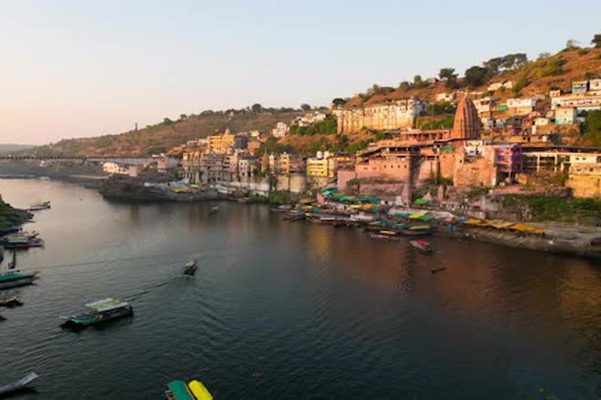 1200x800 Time lapse: Omkareshwar cityscape, India, sacred hindu temple. Holy Narmada River, boats floating, Stock Video