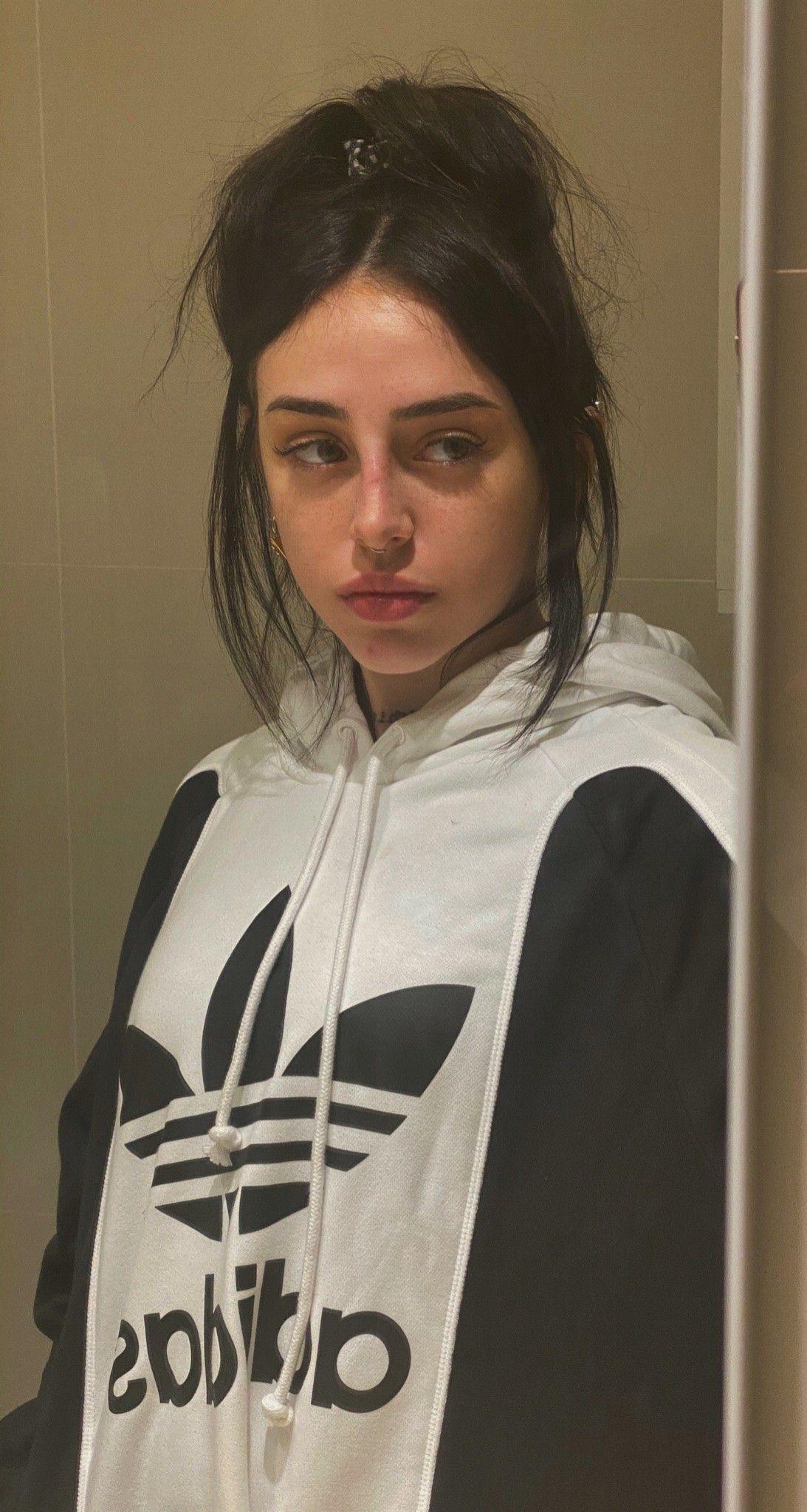 1093x2048 Nicki Nicole. Fotos de mateo, Chicas fumando, Chica del monopatín