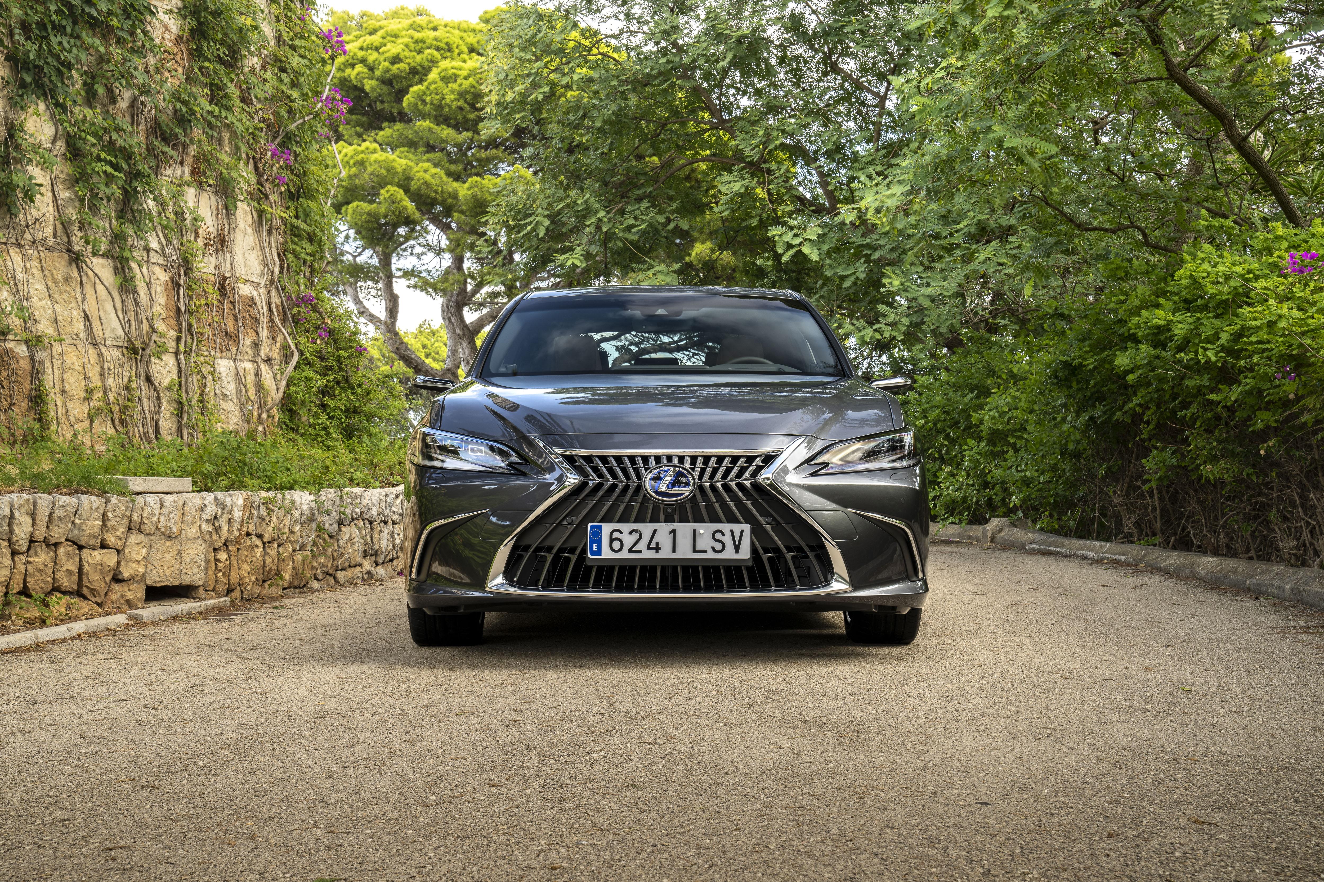 5000x3333 Lexus ES 300H 4K Gallery HD Wallpaper