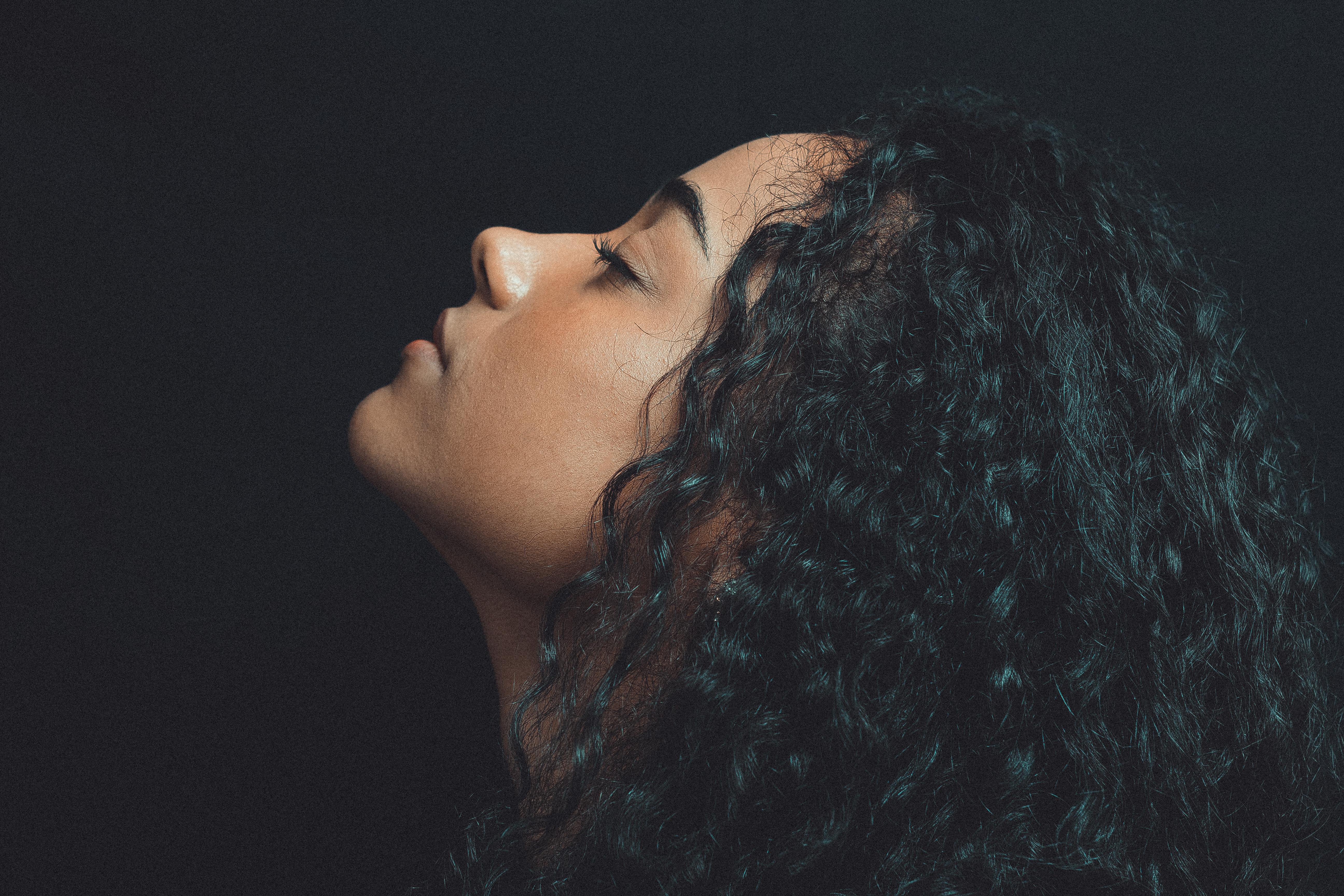 5184x3456 Close Up Photo Of Woman With Curly Hair · Free