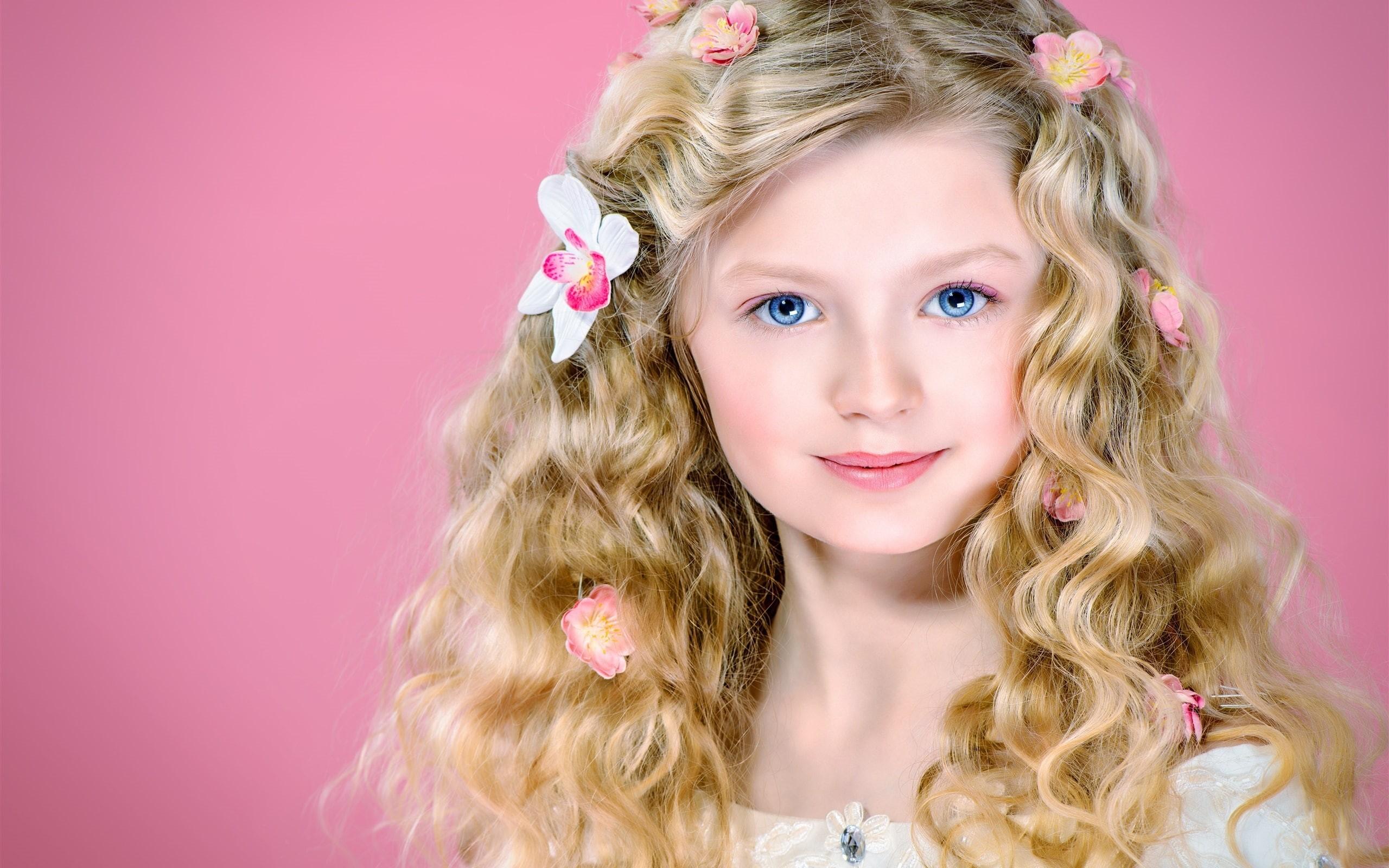 2560x1600 Wallpaper / haired, Smile, Blonde, Cute, 2K, Eyes, Girl, Blue, Curly, brown, Hair free download