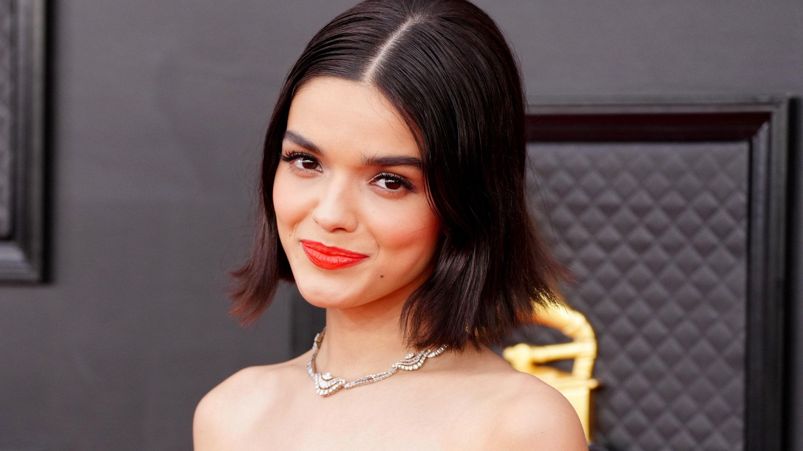 2560x1440 The Secrets Behind Rachel Zegler's Flipped Bob at the Grammys 2022