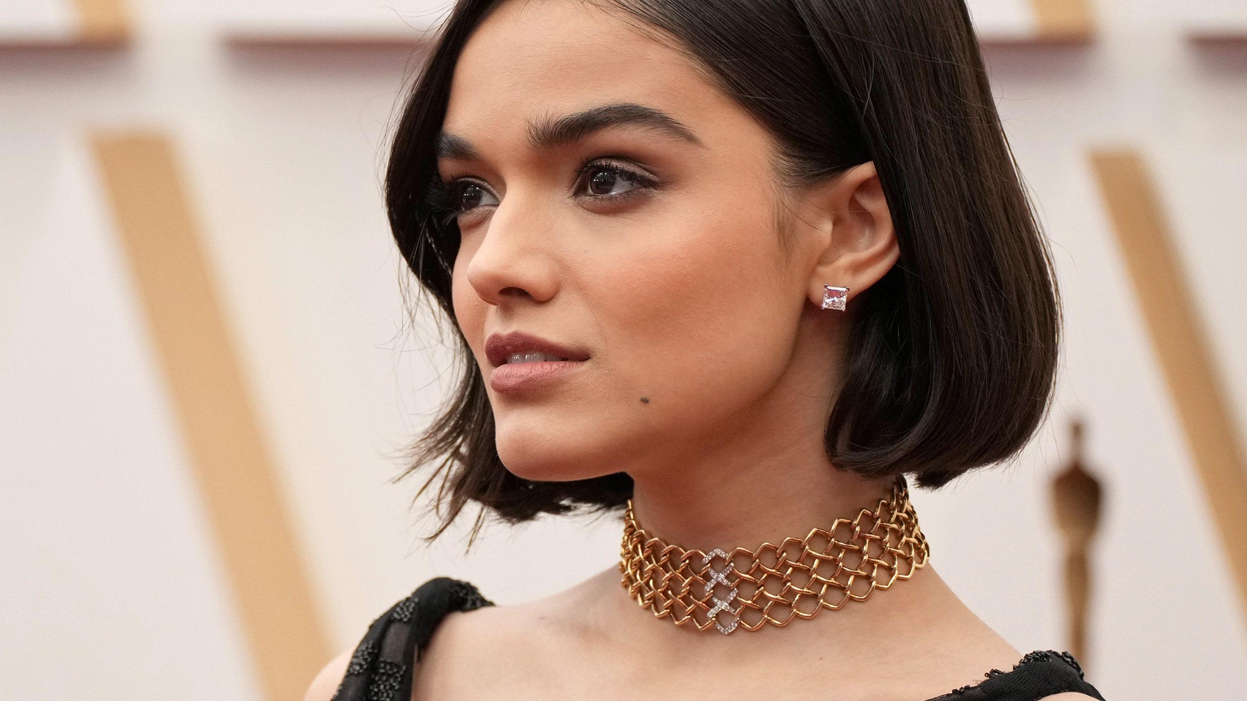2560x1440 Rachel Zegler Has A £9 Hair Serum To Thank For Her Incredibly Glossy Bob