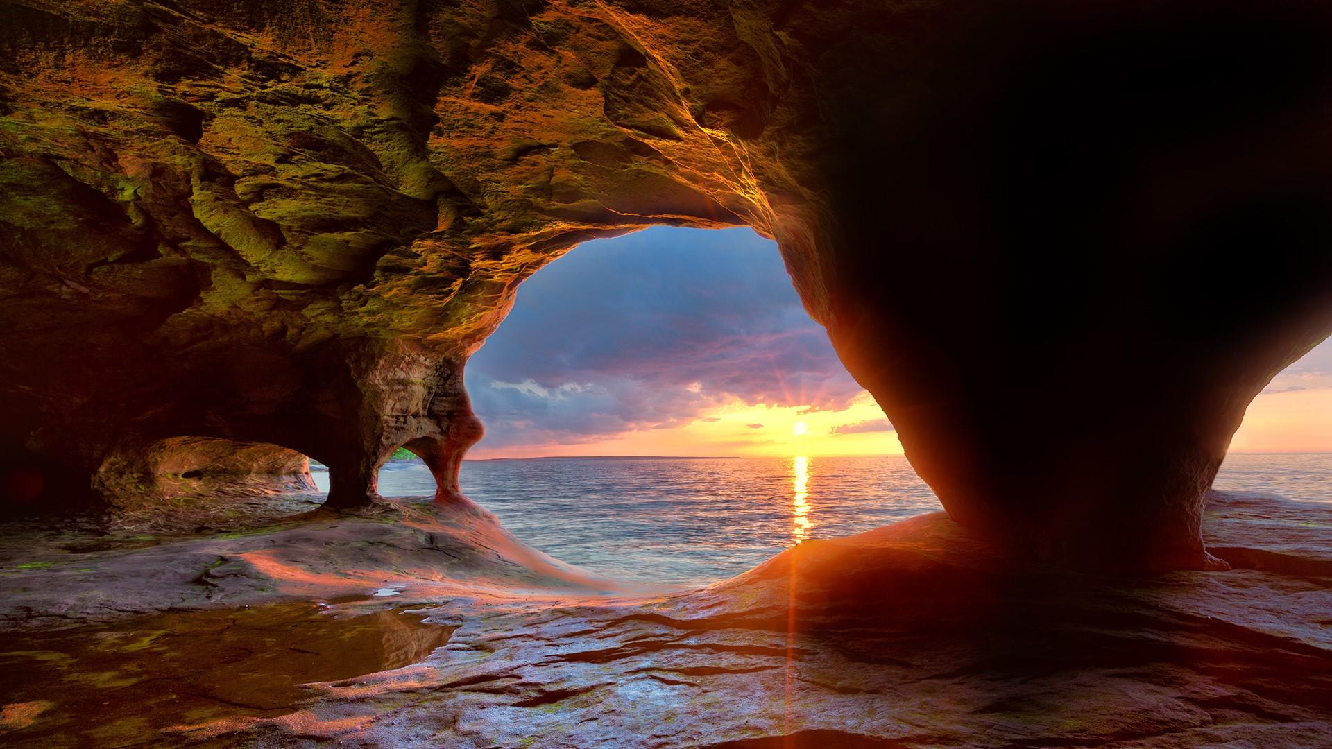 1920x1080 Caves on Lake Superior, Pictured Rocks National Lakeshore, Munising, Michigan, USA. Windows 10 Spotlight Image