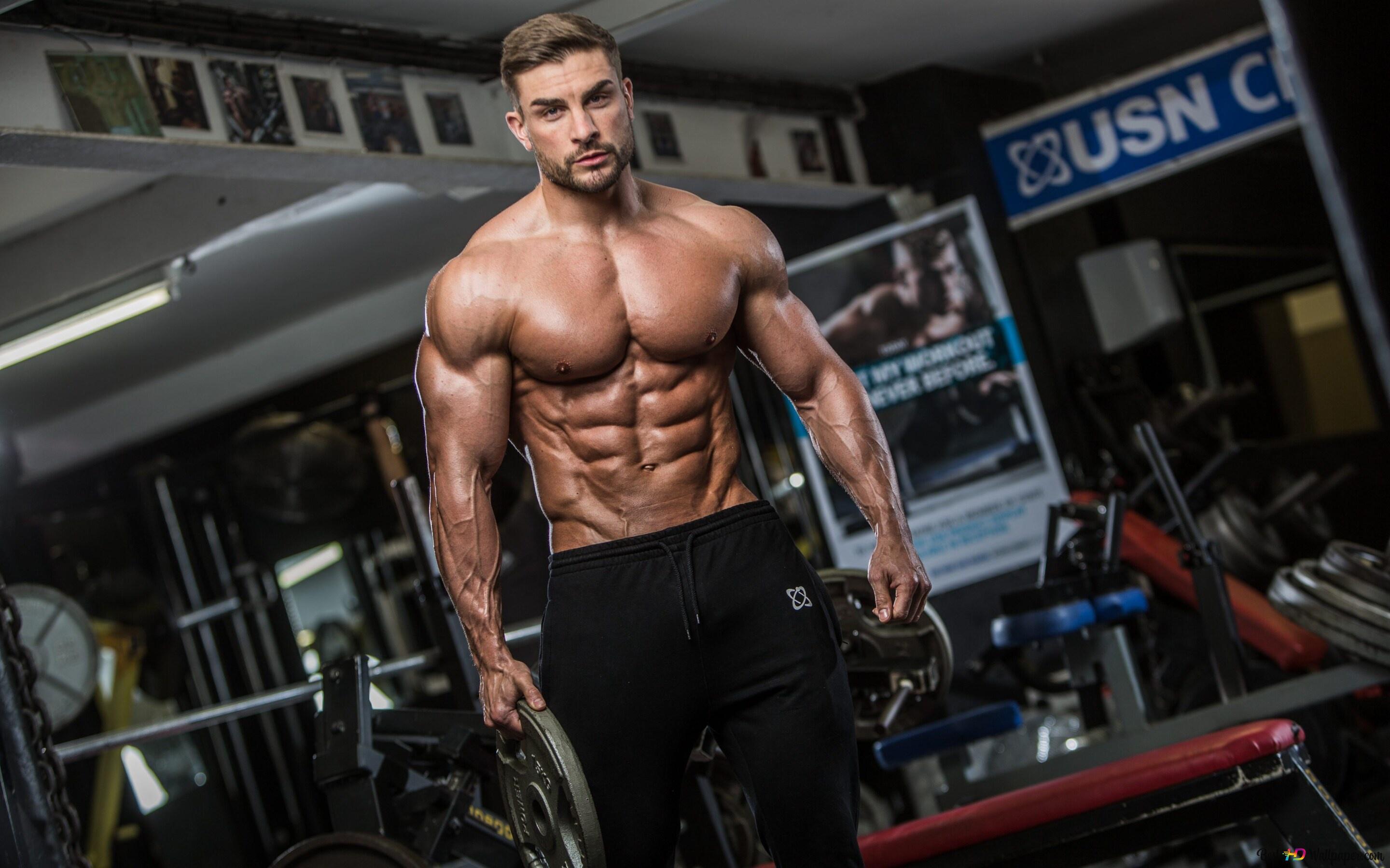 2880x1800 Handsome bodybuilder poses with his glamorous muscles 2K wallpaper download