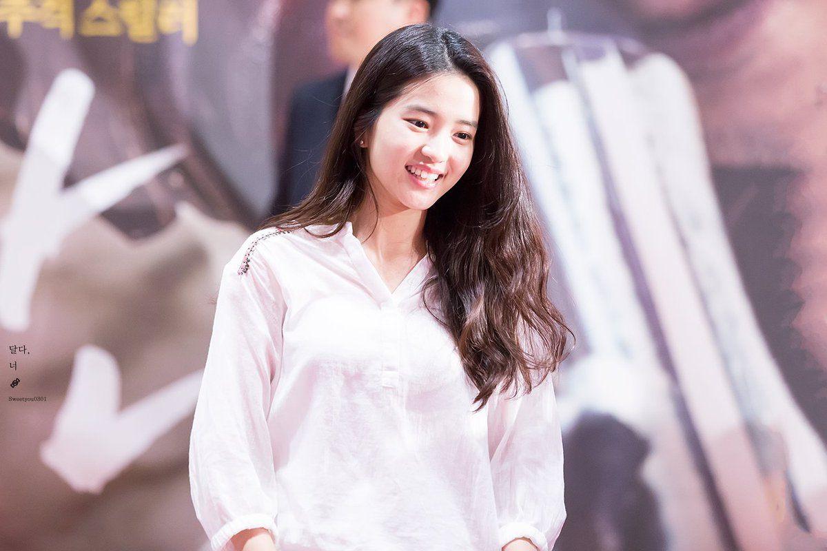 1200x800 Kim Tae Ri Confirmed As The Female Lead In Mr. Sunshine