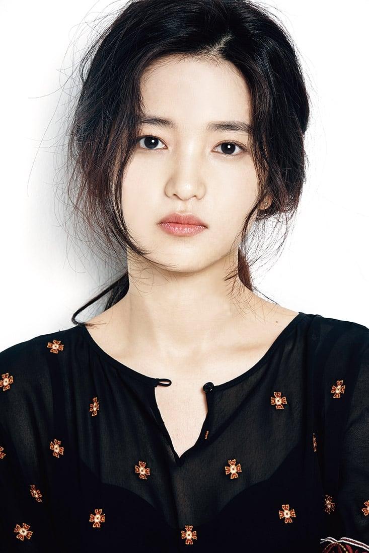 733x1100 Kim Tae Ri Image