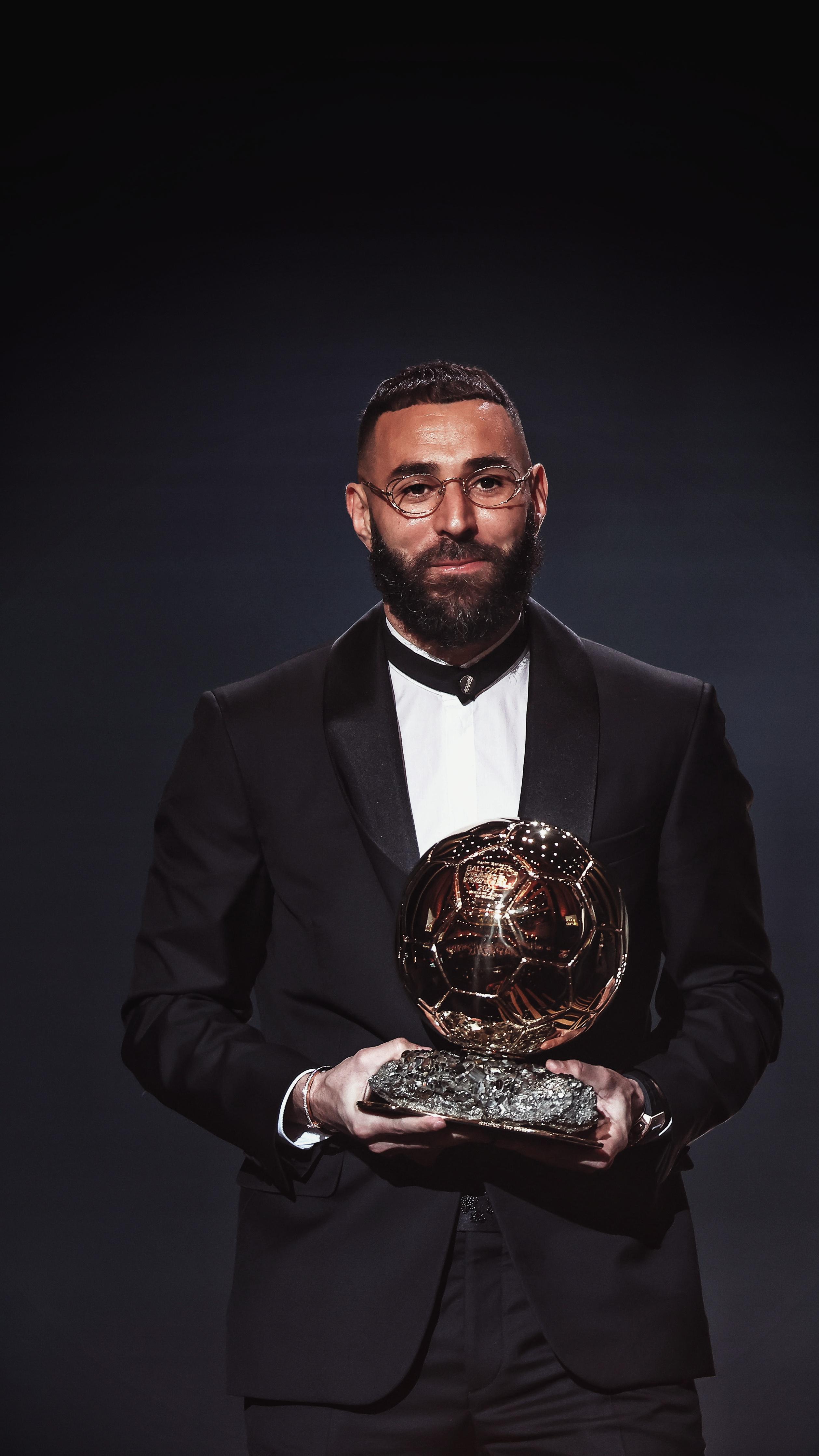 2518x4477 HD Wallpaper of Karim Benzema X Ballon d'Or & Thibaut Courtois X Yashin Trophy