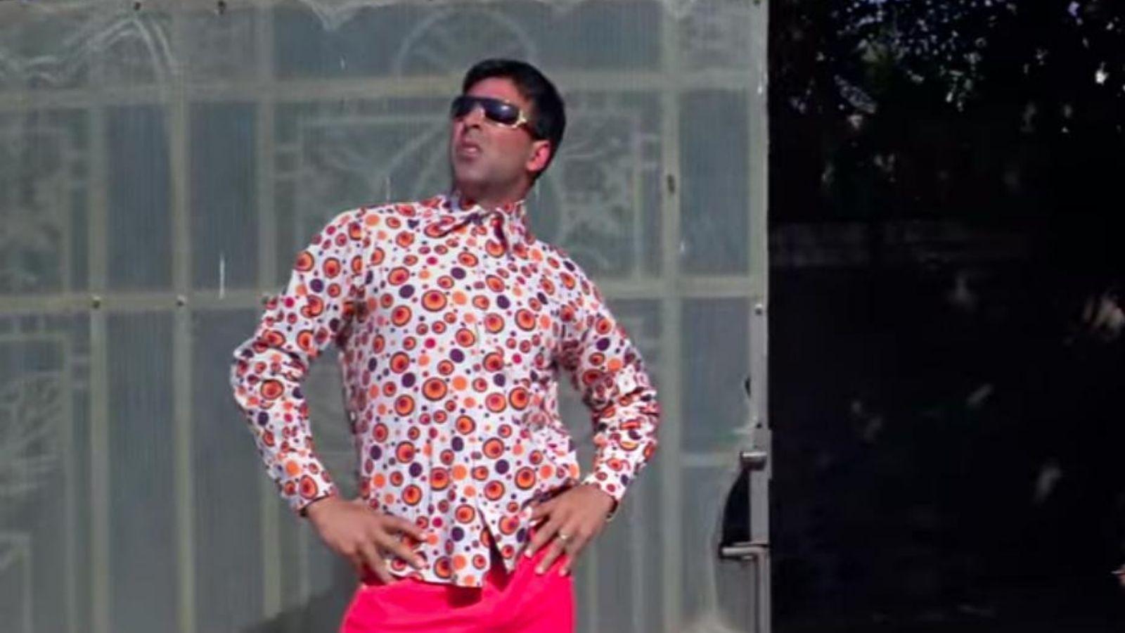 1600x900 Akshay Kumar Raju Pose