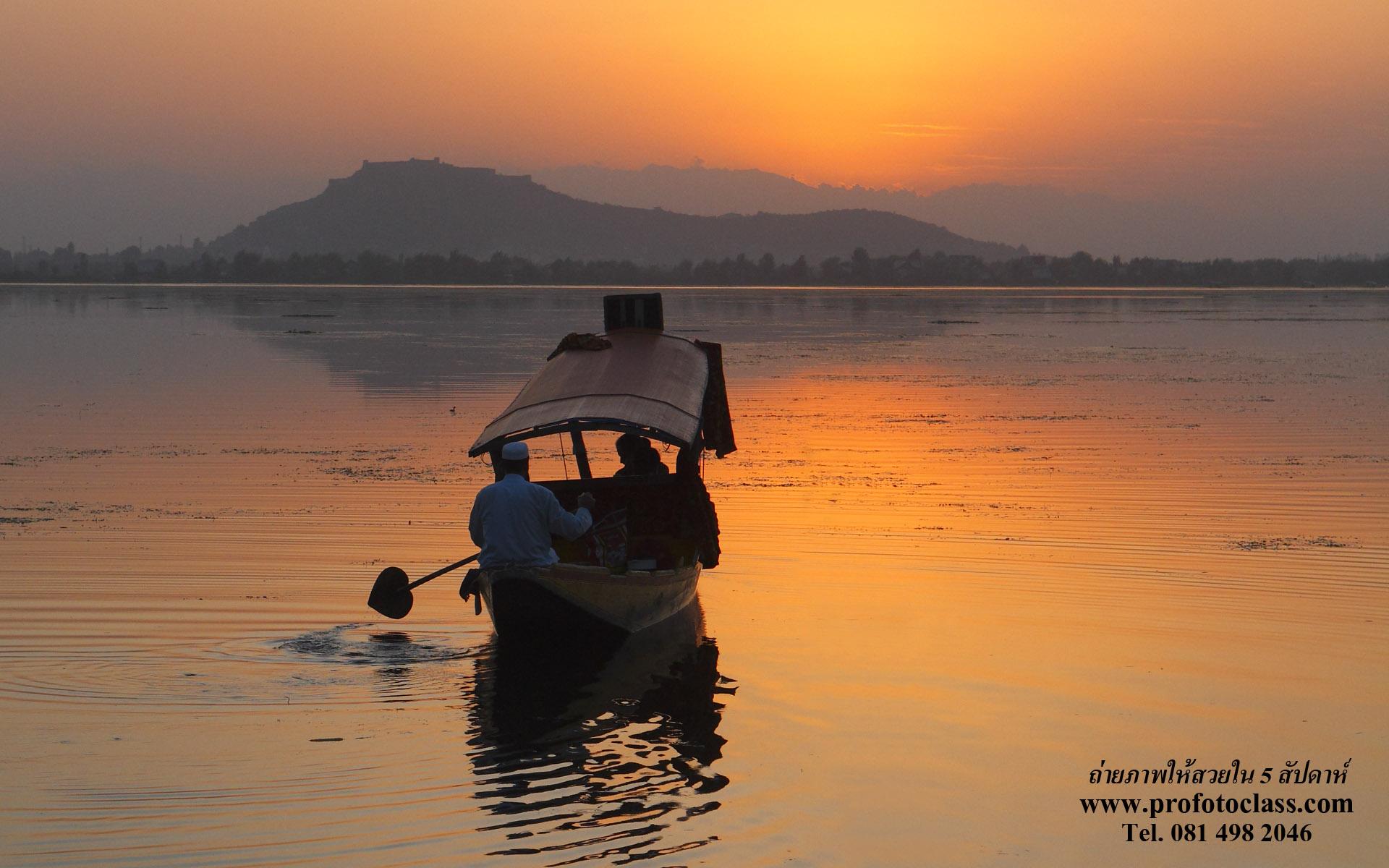 1920x1200 Free Desktop Wallpaper, December 2009 : A shikara on Dal Lake, Srinagar, Kashmir Ganid Photo
