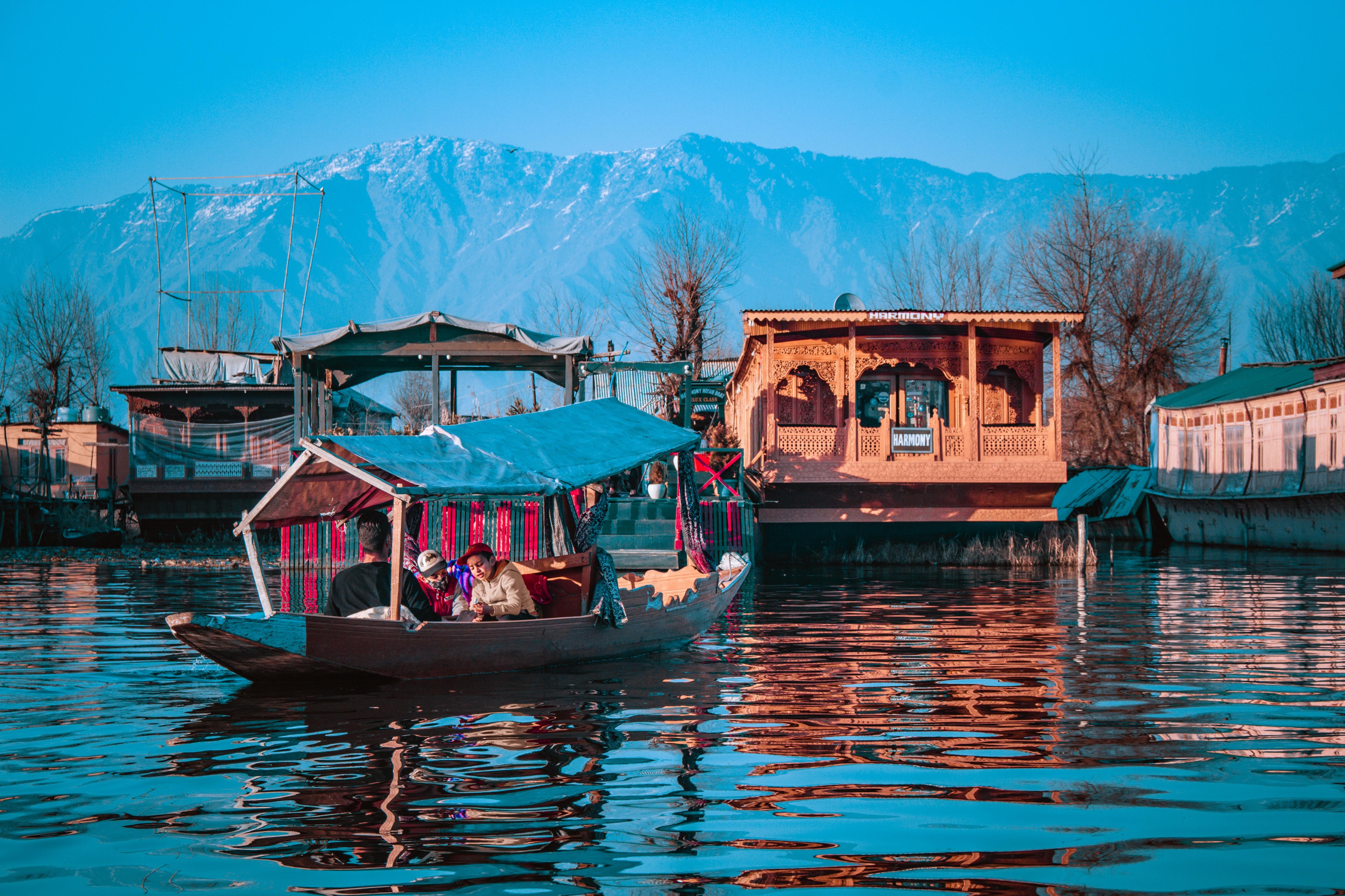 5184x3456 A Wooden Flower Boat on Dal Lake · Free