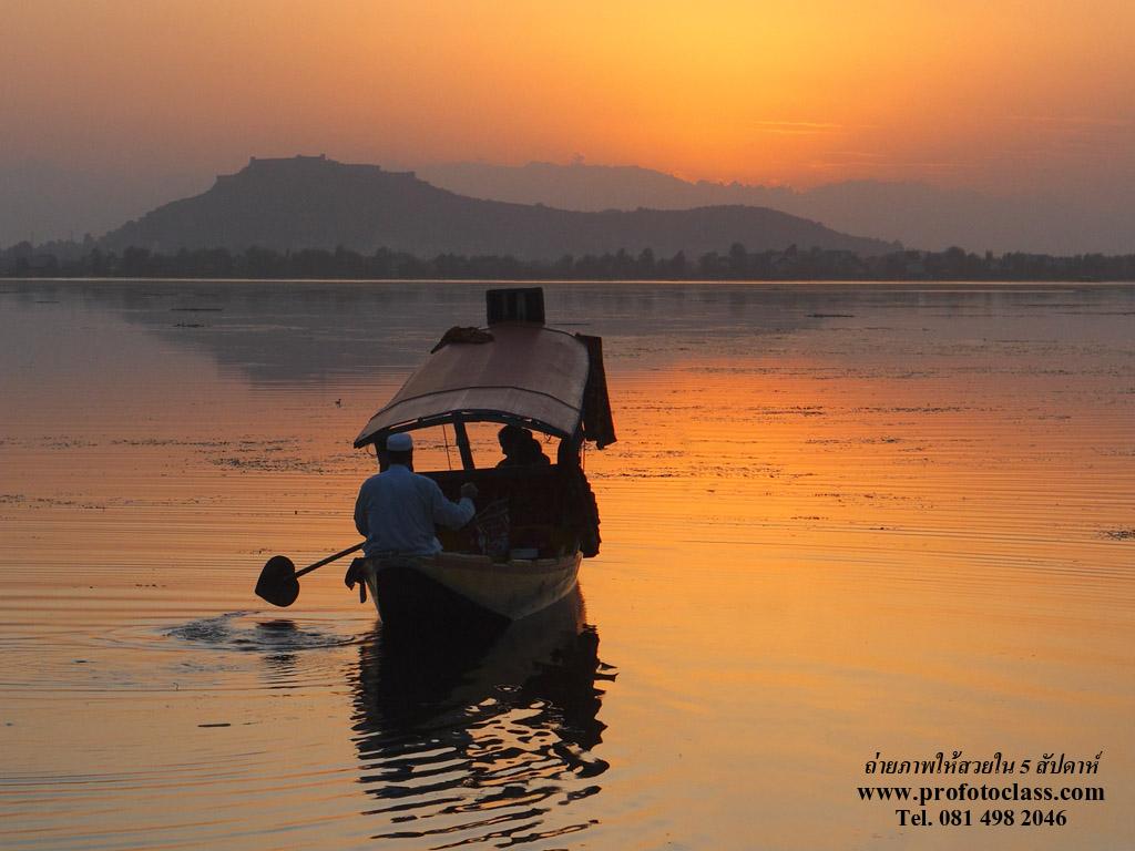 1024x768 Free Desktop Wallpaper, December 2009 : A shikara on Dal Lake, Srinagar, Kashmir Ganid Photo