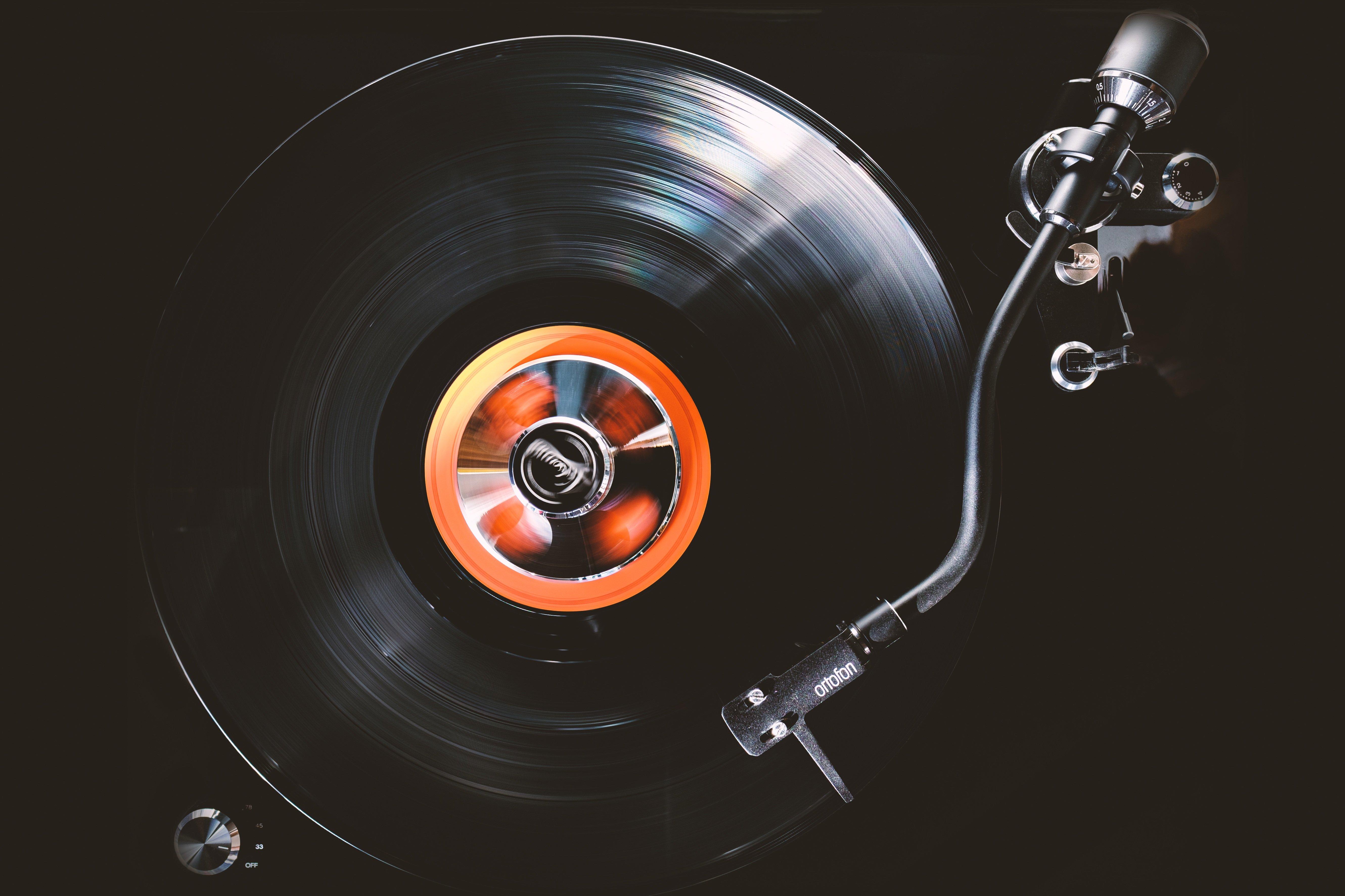 5321x3547 Old vinyl record on a turntable Desktop wallpaper 1400x1050