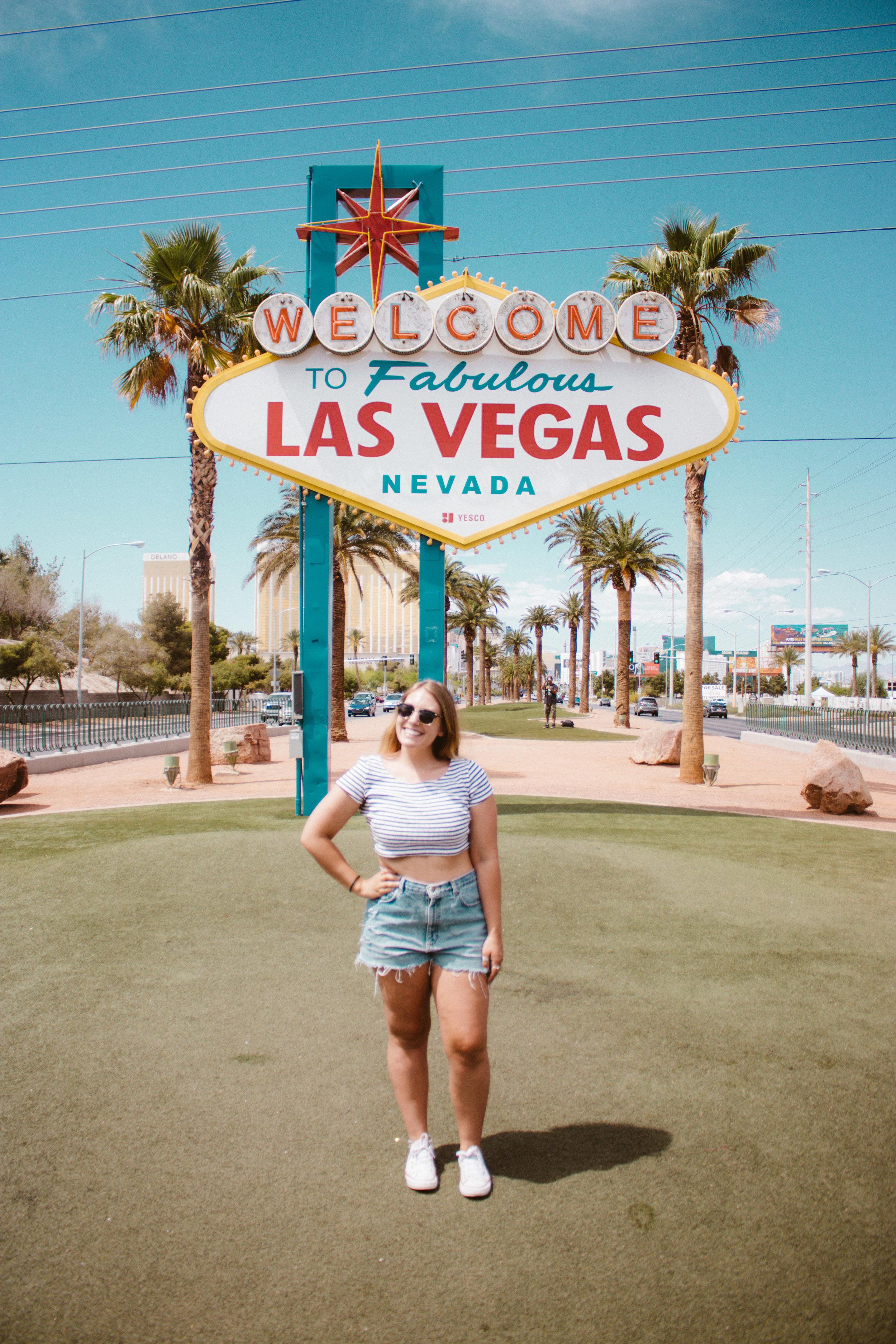 2500x3750 How To Get The Perfect Picture At The Vegas Sign Blog Salt Water Vibes