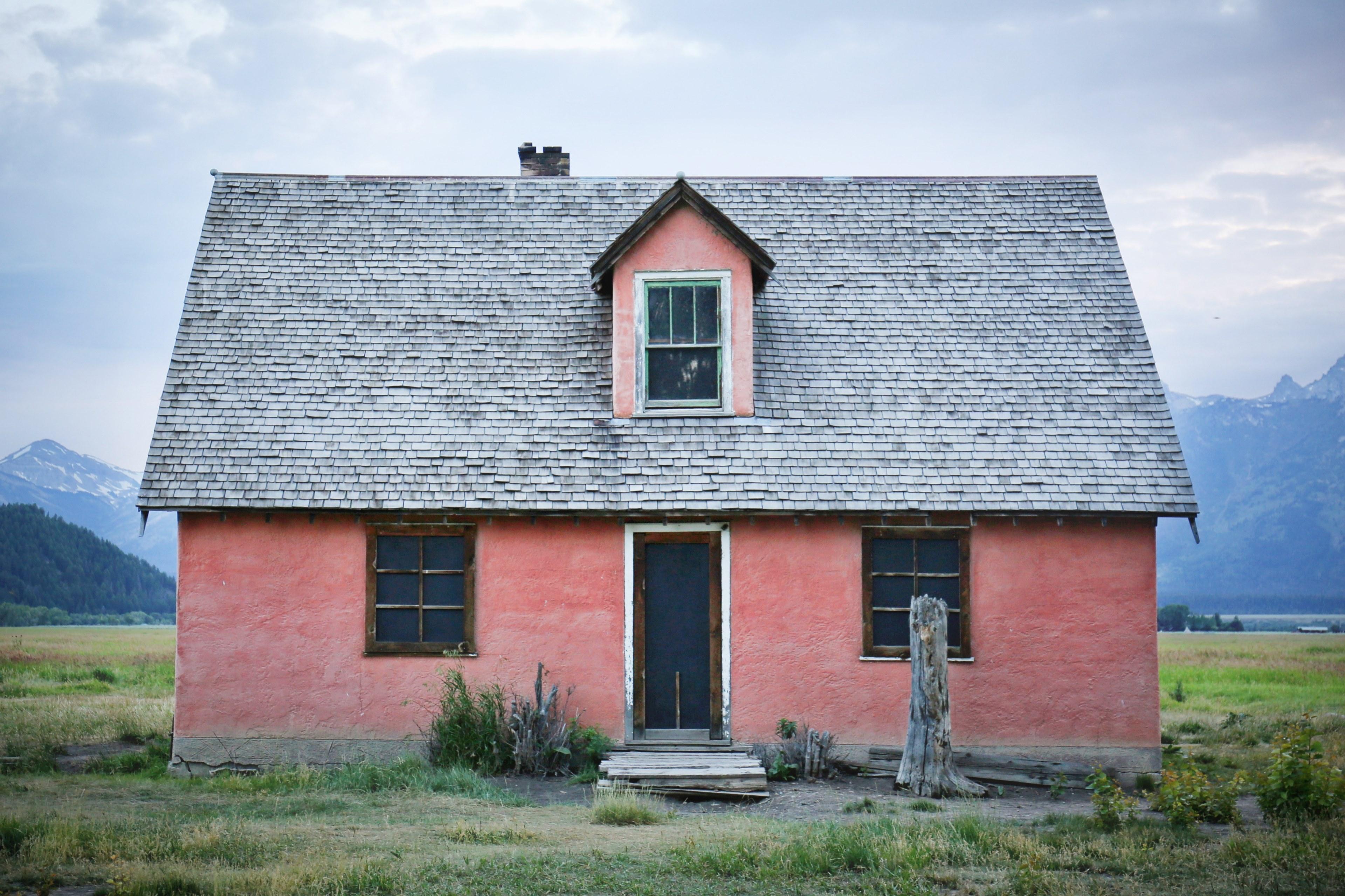 3840x2560 Wallpaper / small pink house with 3 windows in a grassy field with mountains in the background, small pink cottage 4k wallpaper free download