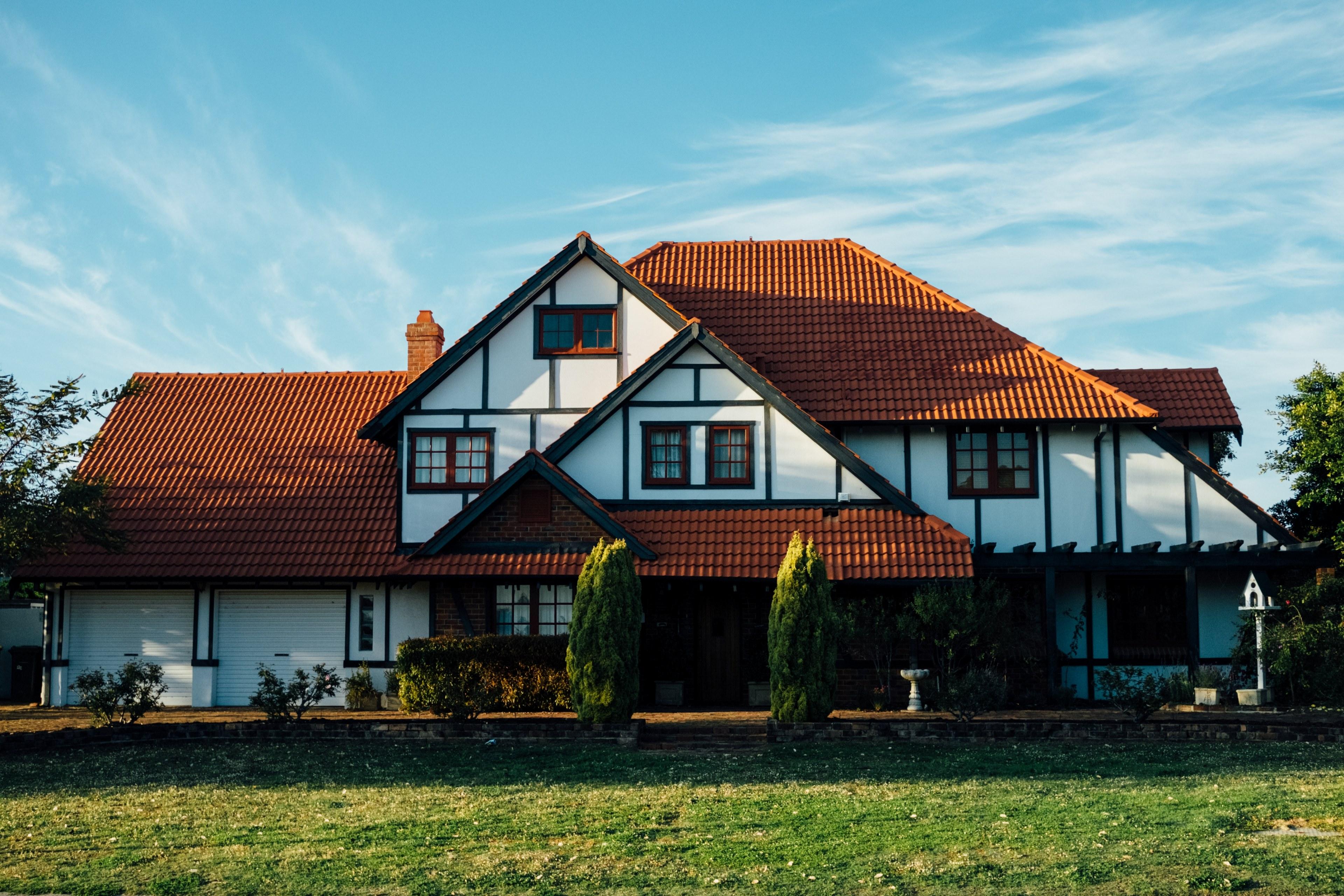 3840x2560 Wallpaper / a small white house in a suburban neighborhood at sunset, cozy white house 4k wallpaper free download