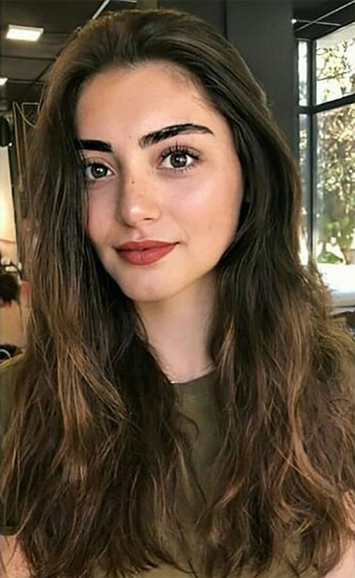 700x1138 Esra Bilgic and Ozge Torer's dazzling photo wins hearts