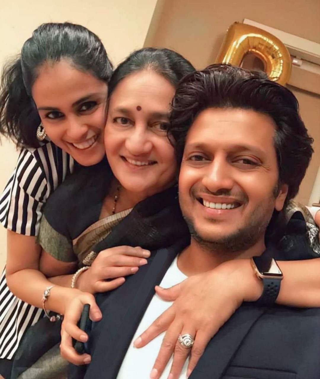 1080x1279 Birthday Boy Riteish Deshmukh's Photo with Wife Genelia D'Souza and Other Family Members