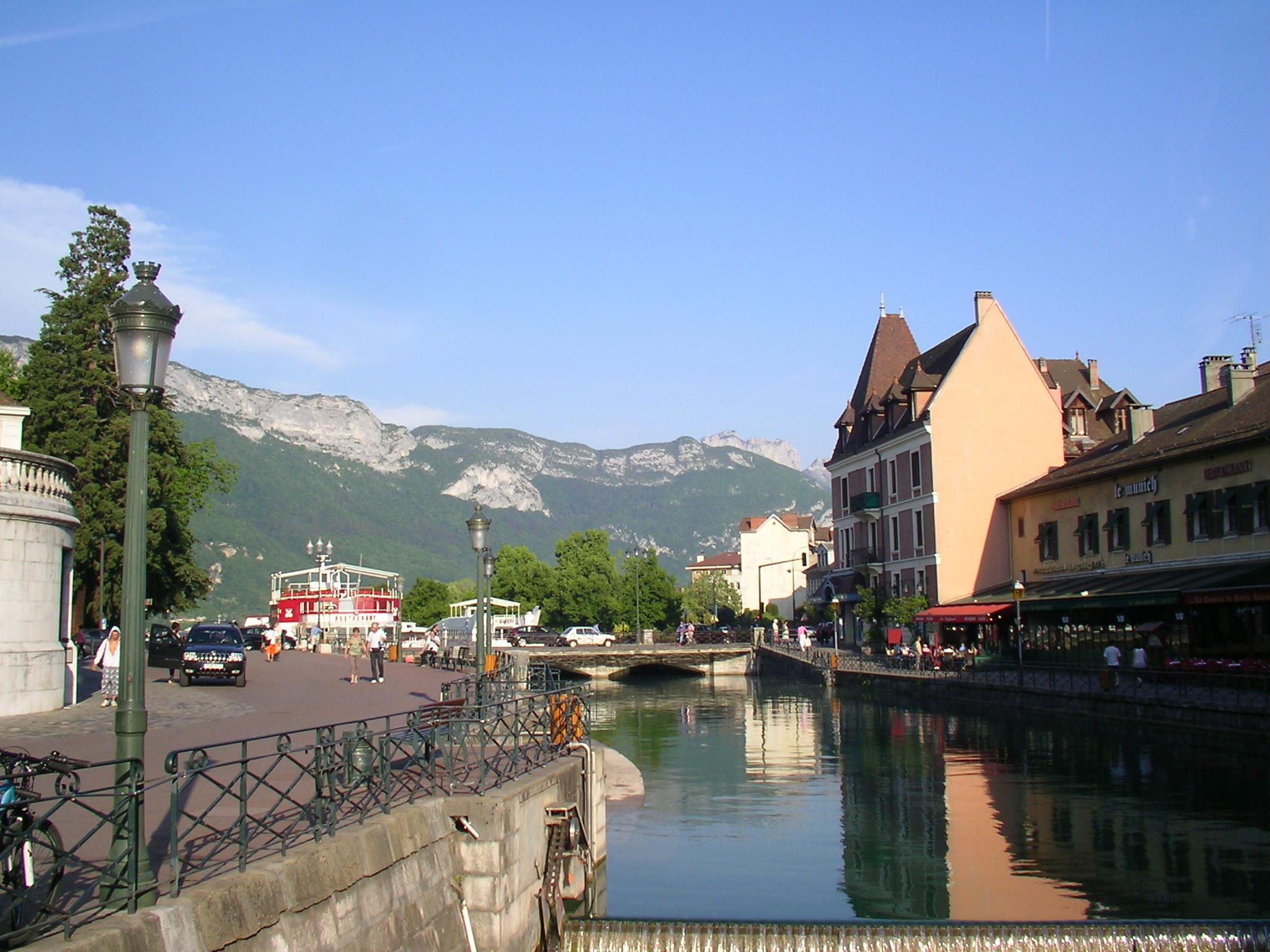 2048x1536 Annecy, A Beautiful Lake Town in France. The Shooting Star