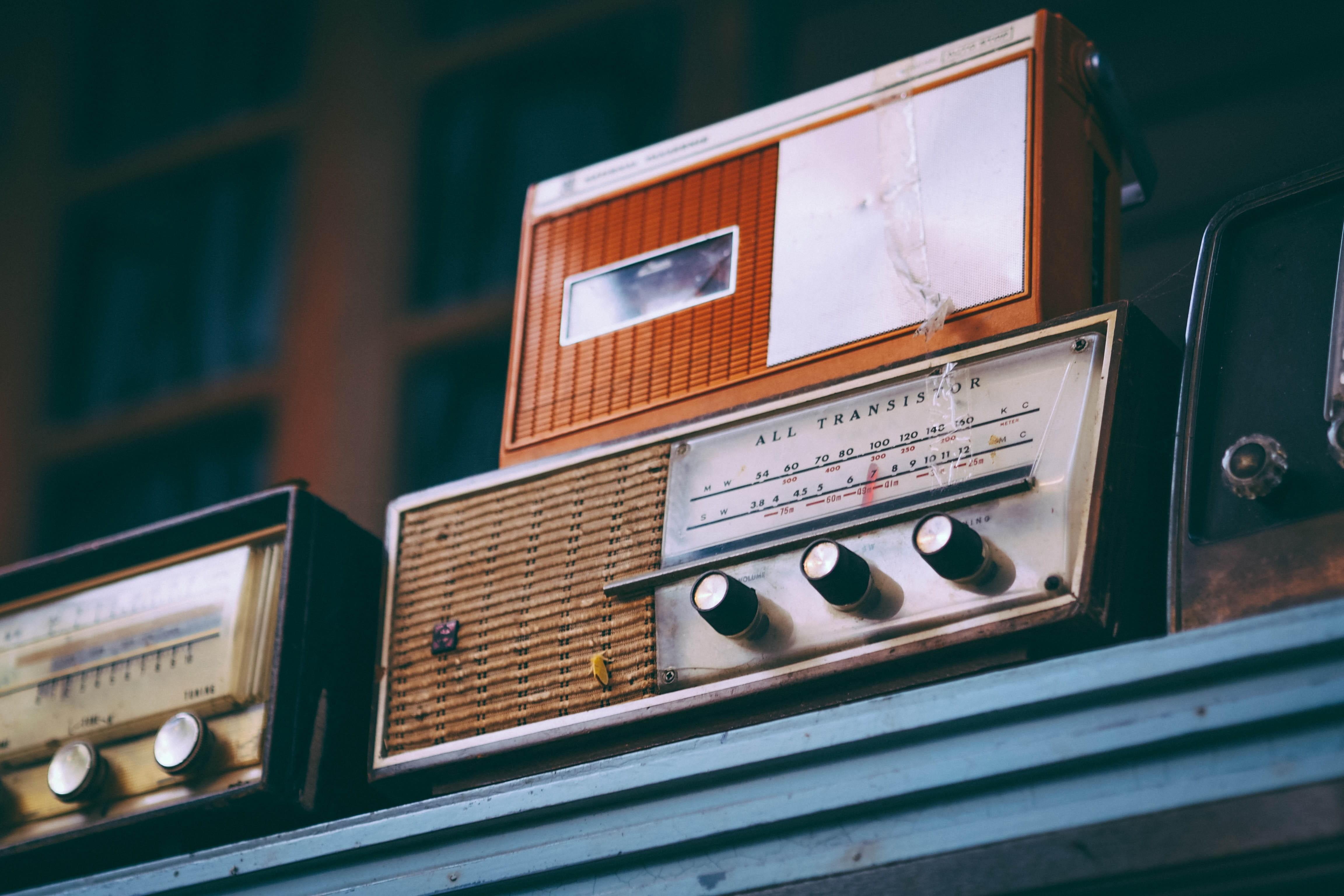 4608x3072 Wallpaper / Listening, Fm, Old Fashioned, Dust, Retro, Information Medium, Close Up, No People, Wave, Television Set, Analog, Sound, Audio Equipment, Nostalgia, Wood Free Download