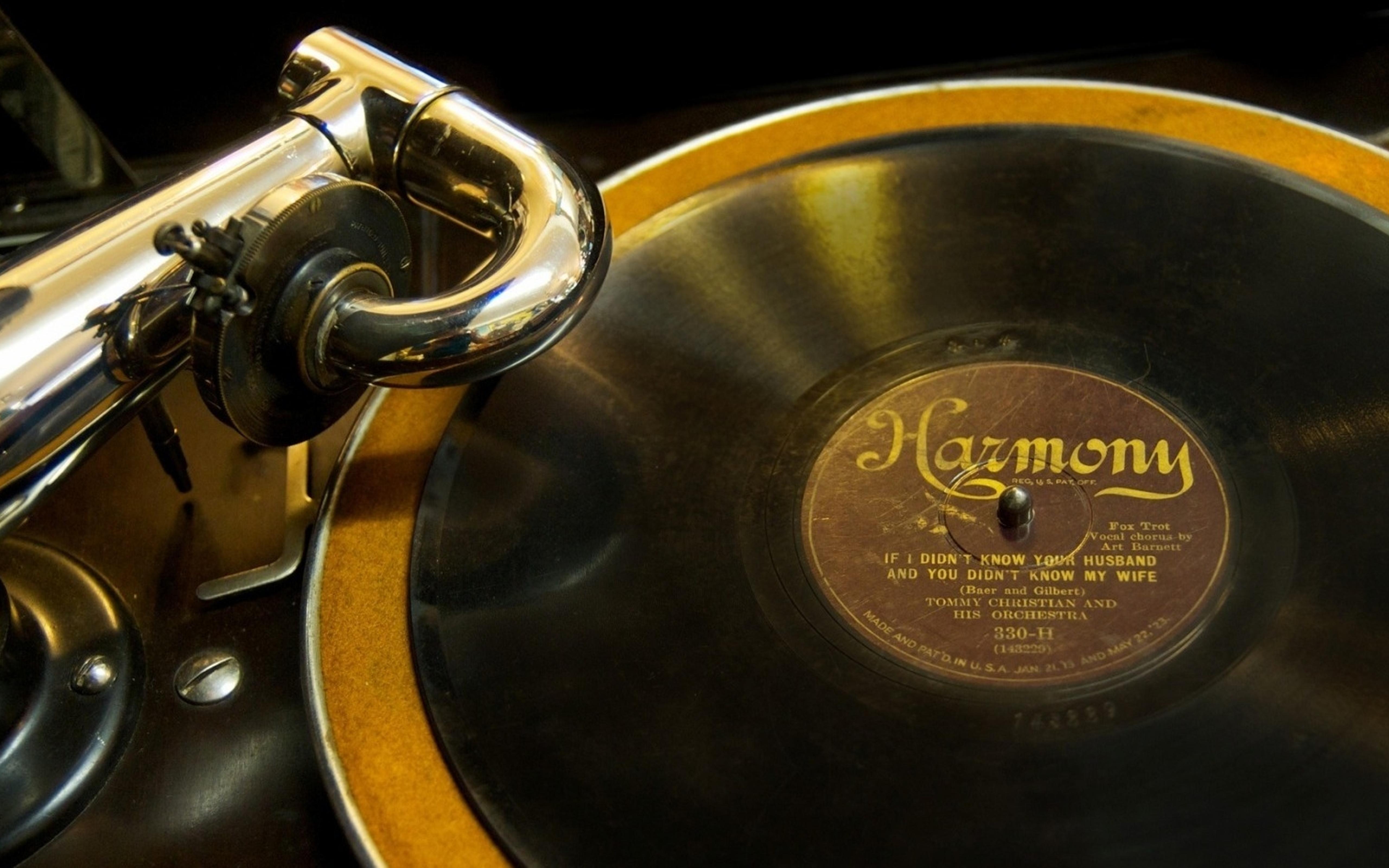 5120x3200 Old golden phonograph
