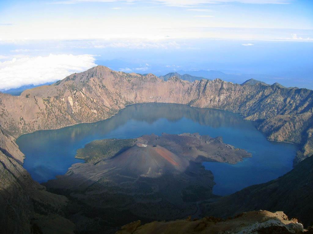 1024x768 Lombok Volcano