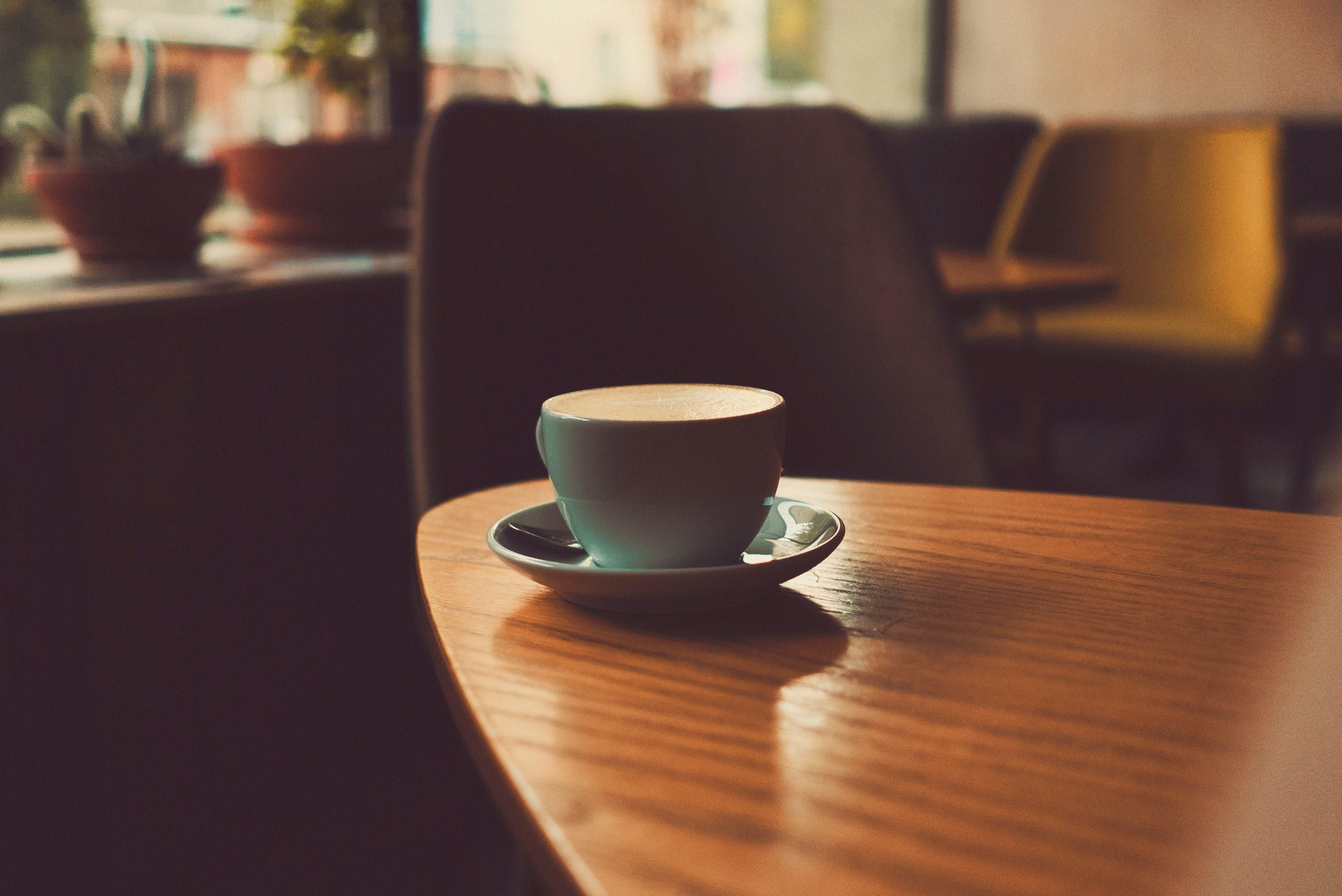 2768x1848 Wallpaper / coffee shop coffe cup cup and saucer and table HD 4k wallpaper free download