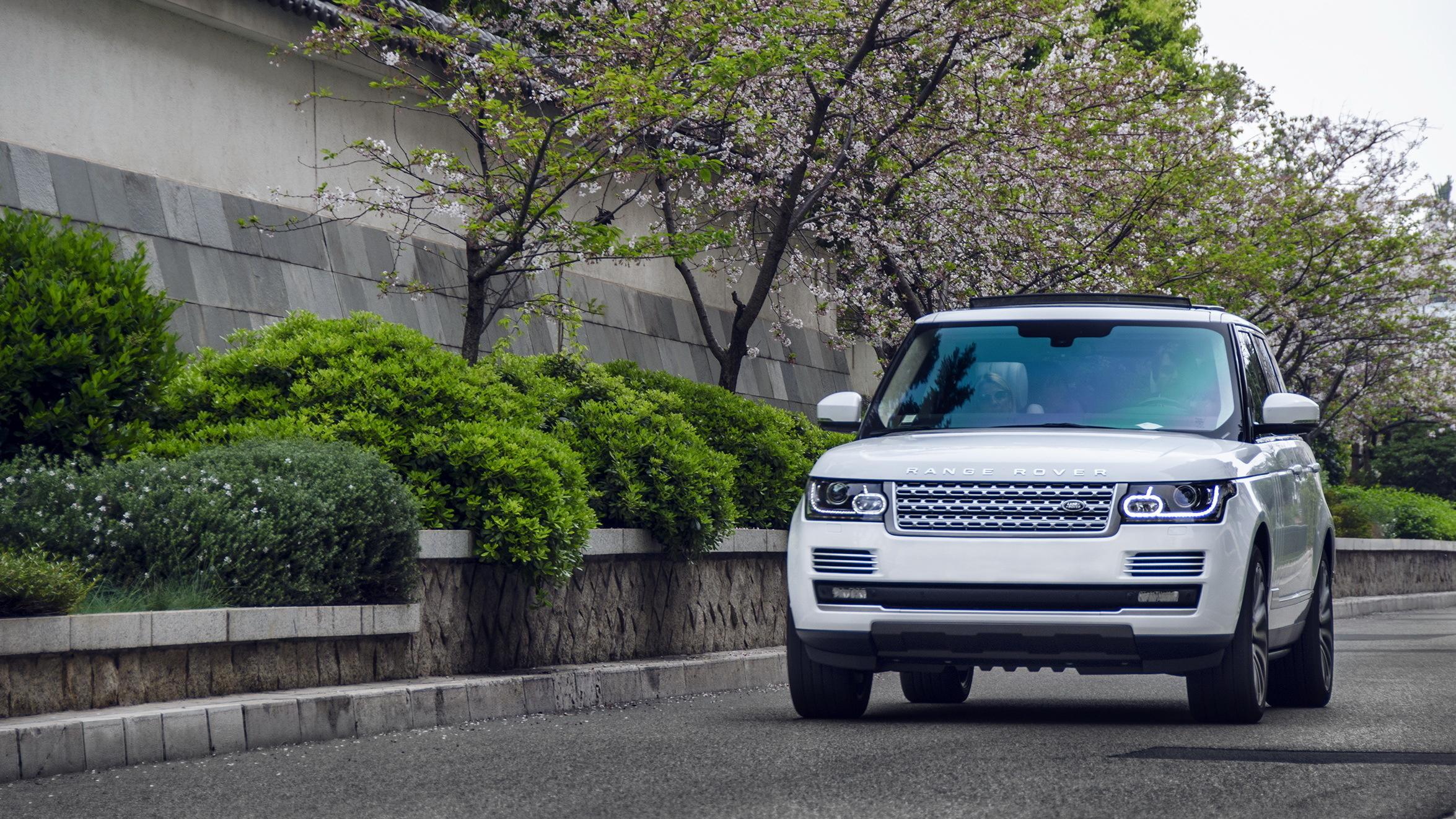 2350x1322 Download wallpaper 2350x1322 range rover, white, suv, car HD background