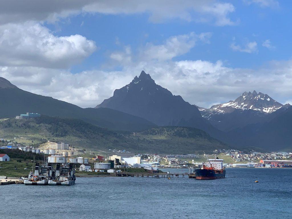 1024x768 Ushuaia: The End of the World. The Fighting Couple