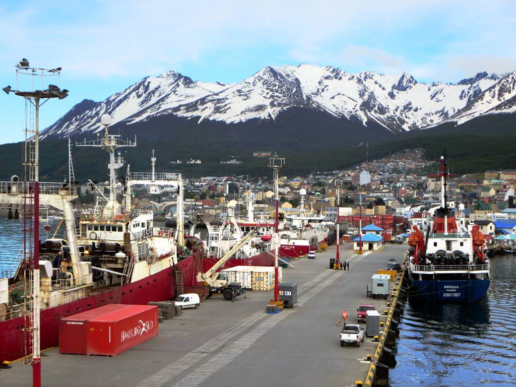 1024x768 City of Ushuaia: Province of Tierra del Fuego