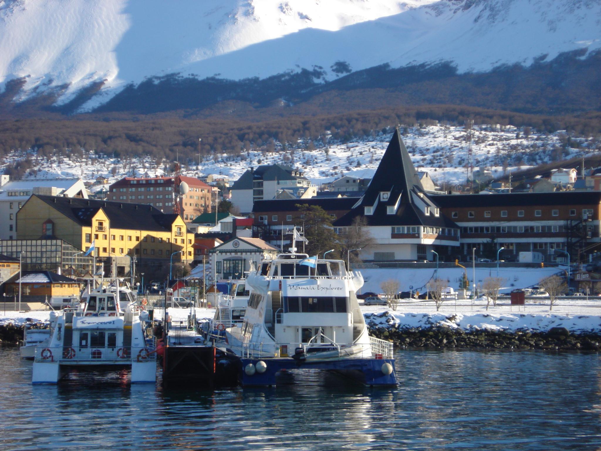 2048x1536 Port of Ushuaia